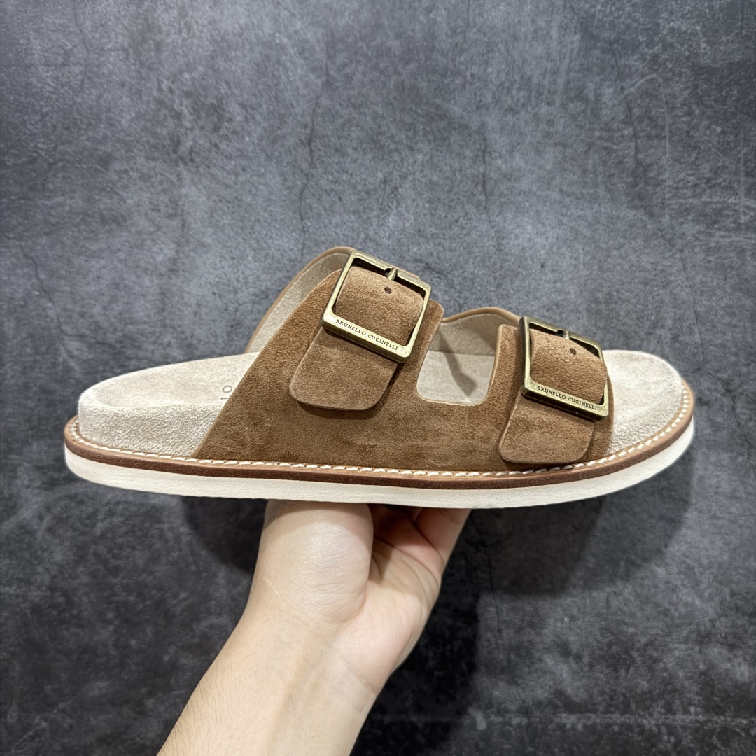 【佛山超a版】Brunello Cucinelli,BC 2025ss新款拖鞋出货 卡其色Logo二字麂皮凉拖,复古简约又不失时尚感,搭在任何穿搭上,都能轻松提升整体造型的精致度,每一步都走出随性自在 ,原版抽屉式包装,精致而大气i! 面料:反毛皮 大底:超轻橡胶发泡 尺码:男款39-45-选品中心