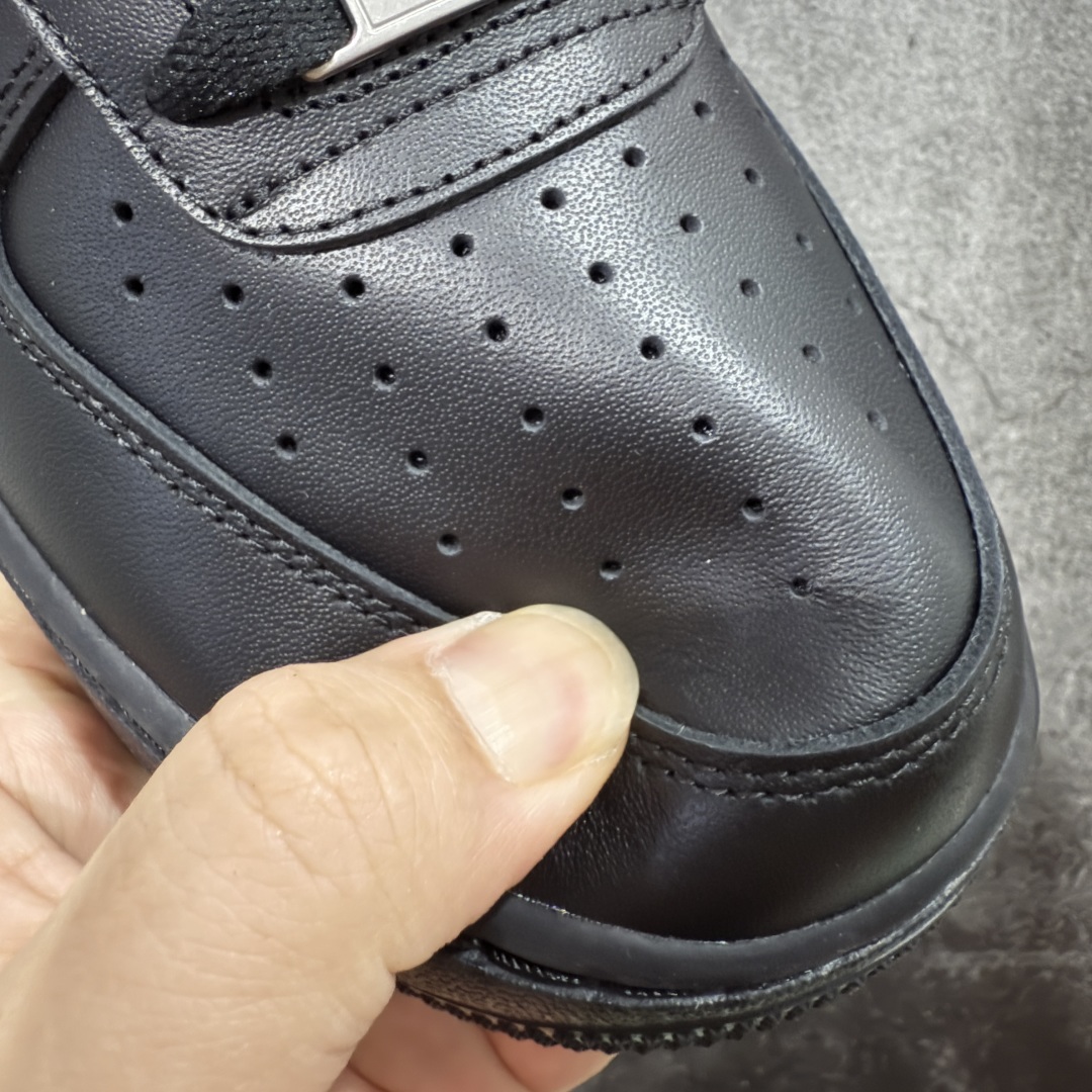 图片[4]-【Mok纯原】Air Force 1 Low AF1空军纯黑低帮 CW2288-001 全市场第一梯队品质 原厂皮料 完美鞋型 钩子裁边清洁度无敌！ 针车走线图片放大看相当整齐，鞋带口冲孔与鞋头冲孔非常圆润干净 无任何毛边，正确做旧鞋带金属铁片，中底走线 鞋垫刷胶 大底含气垫都是基本操作！目前你能找到的最优的一个版本没有之一， 尺码：36-46-选品中心