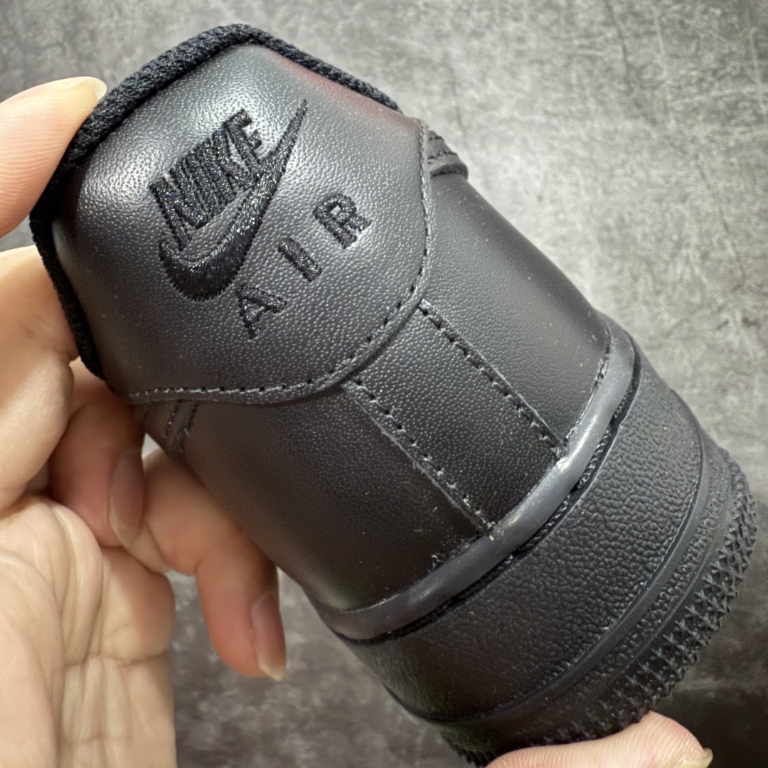 图片[2]-【Mok纯原】Air Force 1 Low AF1空军纯黑低帮 CW2288-001 全市场第一梯队品质 原厂皮料 完美鞋型 钩子裁边清洁度无敌！ 针车走线图片放大看相当整齐，鞋带口冲孔与鞋头冲孔非常圆润干净 无任何毛边，正确做旧鞋带金属铁片，中底走线 鞋垫刷胶 大底含气垫都是基本操作！目前你能找到的最优的一个版本没有之一， 尺码：36-46-选品中心