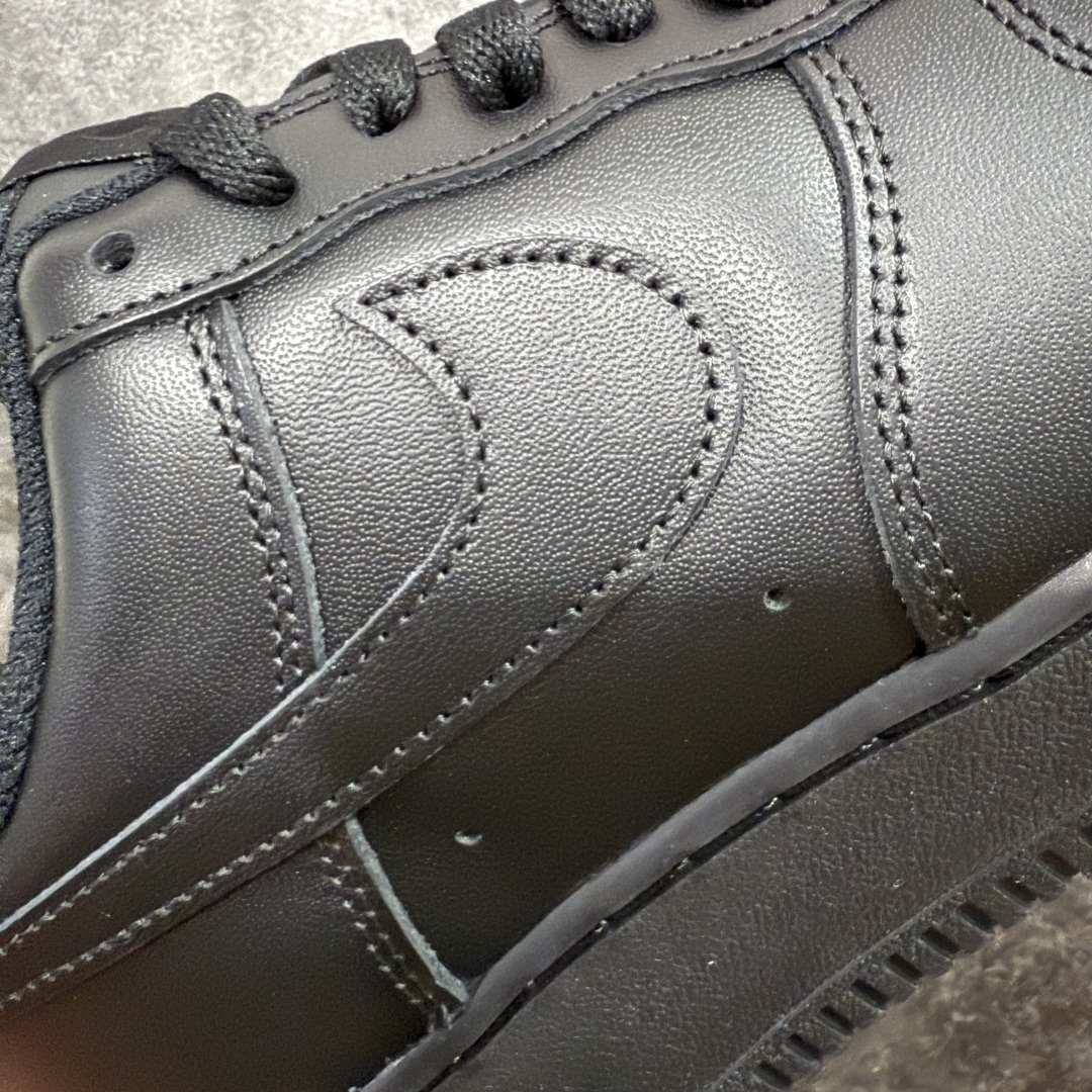 图片[3]-【Mok纯原】Air Force 1 Low AF1空军纯黑低帮 CW2288-001 全市场第一梯队品质 原厂皮料 完美鞋型 钩子裁边清洁度无敌！ 针车走线图片放大看相当整齐，鞋带口冲孔与鞋头冲孔非常圆润干净 无任何毛边，正确做旧鞋带金属铁片，中底走线 鞋垫刷胶 大底含气垫都是基本操作！目前你能找到的最优的一个版本没有之一， 尺码：36-46-选品中心