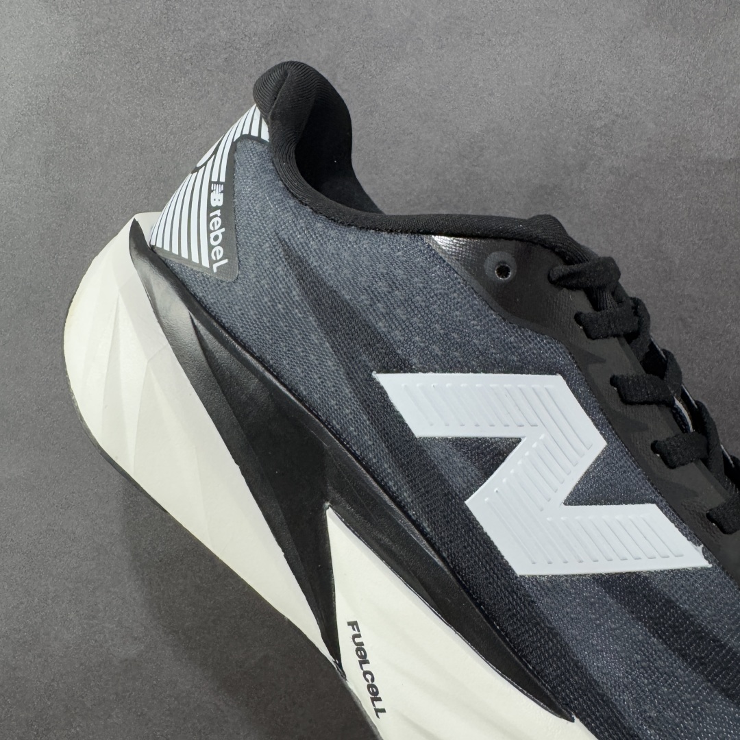 图片[6]-【纯原版】NEW BALANCE Rebel FuelCell Rebel V4 舒适时尚织物减震耐磨低帮马拉松轻量化跑步鞋 NB新百伦于 2019 年夏天首次发布了 Rebel 在制鞋业仍在向强调能量回报的弹力泡沫转变的时候 Rebel 确实是一个叛逆者 快进到 2024 年 Rebel v4 承诺通过重新配制的中底化合物和更高的堆叠高度提供更轻、更有弹性的跑步体验 就像New Balance SC Elite v4一样 Rebel v4 提供了完全重新设计的中底化合物 最新的混合物将 New Balance 专有的 FuelCell 泡沫（TPU 和 EVA 的混合物）与 PEBA 泡沫相结合 带来更弹跳的跑步体验 PEBA是一种超轻 高性能的泡沫 通常出现在镀碳超级鞋中 New Balance Rebel v4、ASICS Novablast 4和Brooks Hyperion Max都是精力充沛的无电镀运动鞋 在速度锻炼和快节奏中大放异彩 这三款鞋都依靠它们的中底泡沫和轻微的摇杆形状来创造一种向前滚动的感觉 而且虽然这些鞋子在堆叠高度和重量方面各不相同 但它们提供了相似的软硬比例 有足够的流行力来加快步伐 货号：MFCXLB4 尺码： 36-45-选品中心