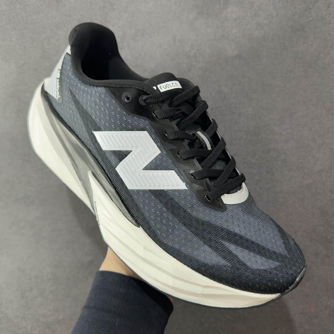 图片[3]-【纯原版】NEW BALANCE Rebel FuelCell Rebel V4 舒适时尚织物减震耐磨低帮马拉松轻量化跑步鞋 NB新百伦于 2019 年夏天首次发布了 Rebel 在制鞋业仍在向强调能量回报的弹力泡沫转变的时候 Rebel 确实是一个叛逆者 快进到 2024 年 Rebel v4 承诺通过重新配制的中底化合物和更高的堆叠高度提供更轻、更有弹性的跑步体验 就像New Balance SC Elite v4一样 Rebel v4 提供了完全重新设计的中底化合物 最新的混合物将 New Balance 专有的 FuelCell 泡沫（TPU 和 EVA 的混合物）与 PEBA 泡沫相结合 带来更弹跳的跑步体验 PEBA是一种超轻 高性能的泡沫 通常出现在镀碳超级鞋中 New Balance Rebel v4、ASICS Novablast 4和Brooks Hyperion Max都是精力充沛的无电镀运动鞋 在速度锻炼和快节奏中大放异彩 这三款鞋都依靠它们的中底泡沫和轻微的摇杆形状来创造一种向前滚动的感觉 而且虽然这些鞋子在堆叠高度和重量方面各不相同 但它们提供了相似的软硬比例 有足够的流行力来加快步伐 货号：MFCXLB4 尺码： 36-45-选品中心