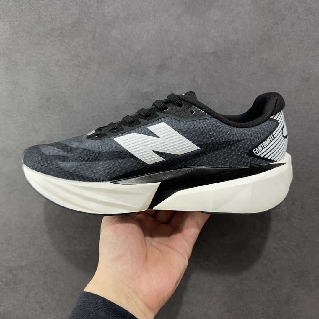 图片[2]-【纯原版】NEW BALANCE Rebel FuelCell Rebel V4 舒适时尚织物减震耐磨低帮马拉松轻量化跑步鞋 NB新百伦于 2019 年夏天首次发布了 Rebel 在制鞋业仍在向强调能量回报的弹力泡沫转变的时候 Rebel 确实是一个叛逆者 快进到 2024 年 Rebel v4 承诺通过重新配制的中底化合物和更高的堆叠高度提供更轻、更有弹性的跑步体验 就像New Balance SC Elite v4一样 Rebel v4 提供了完全重新设计的中底化合物 最新的混合物将 New Balance 专有的 FuelCell 泡沫（TPU 和 EVA 的混合物）与 PEBA 泡沫相结合 带来更弹跳的跑步体验 PEBA是一种超轻 高性能的泡沫 通常出现在镀碳超级鞋中 New Balance Rebel v4、ASICS Novablast 4和Brooks Hyperion Max都是精力充沛的无电镀运动鞋 在速度锻炼和快节奏中大放异彩 这三款鞋都依靠它们的中底泡沫和轻微的摇杆形状来创造一种向前滚动的感觉 而且虽然这些鞋子在堆叠高度和重量方面各不相同 但它们提供了相似的软硬比例 有足够的流行力来加快步伐 货号：MFCXLB4 尺码： 36-45-选品中心