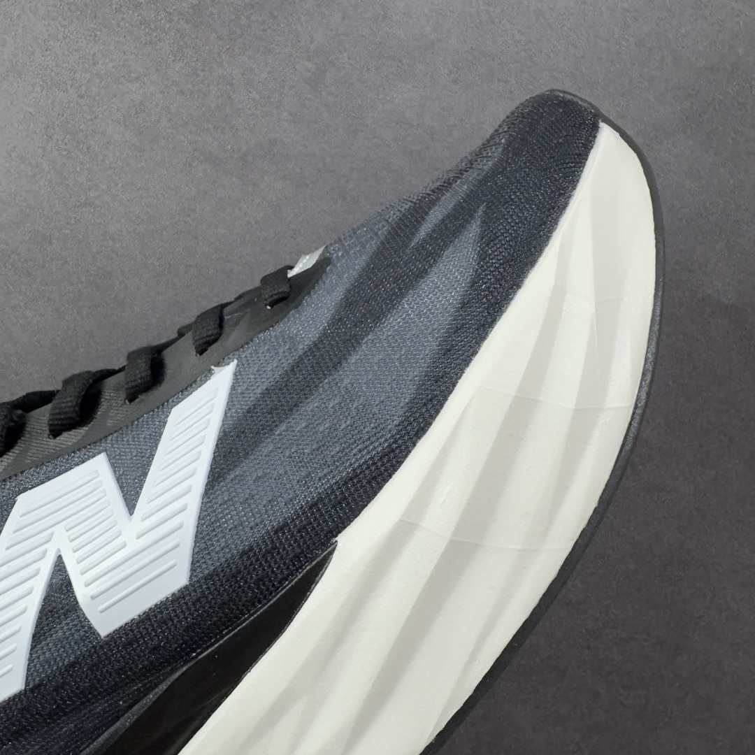 图片[5]-【纯原版】NEW BALANCE Rebel FuelCell Rebel V4 舒适时尚织物减震耐磨低帮马拉松轻量化跑步鞋 NB新百伦于 2019 年夏天首次发布了 Rebel 在制鞋业仍在向强调能量回报的弹力泡沫转变的时候 Rebel 确实是一个叛逆者 快进到 2024 年 Rebel v4 承诺通过重新配制的中底化合物和更高的堆叠高度提供更轻、更有弹性的跑步体验 就像New Balance SC Elite v4一样 Rebel v4 提供了完全重新设计的中底化合物 最新的混合物将 New Balance 专有的 FuelCell 泡沫（TPU 和 EVA 的混合物）与 PEBA 泡沫相结合 带来更弹跳的跑步体验 PEBA是一种超轻 高性能的泡沫 通常出现在镀碳超级鞋中 New Balance Rebel v4、ASICS Novablast 4和Brooks Hyperion Max都是精力充沛的无电镀运动鞋 在速度锻炼和快节奏中大放异彩 这三款鞋都依靠它们的中底泡沫和轻微的摇杆形状来创造一种向前滚动的感觉 而且虽然这些鞋子在堆叠高度和重量方面各不相同 但它们提供了相似的软硬比例 有足够的流行力来加快步伐 货号：MFCXLB4 尺码： 36-45-选品中心