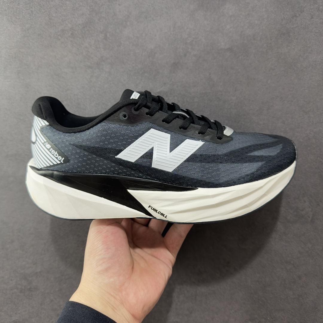 【纯原版】NEW BALANCE Rebel FuelCell Rebel V4 舒适时尚织物减震耐磨低帮马拉松轻量化跑步鞋 NB新百伦于 2019 年夏天首次发布了 Rebel 在制鞋业仍在向强调能量回报的弹力泡沫转变的时候 Rebel 确实是一个叛逆者 快进到 2024 年 Rebel v4 承诺通过重新配制的中底化合物和更高的堆叠高度提供更轻、更有弹性的跑步体验 就像New Balance SC Elite v4一样 Rebel v4 提供了完全重新设计的中底化合物 最新的混合物将 New Balance 专有的 FuelCell 泡沫(TPU 和 EVA 的混合物)与 PEBA 泡沫相结合 带来更弹跳的跑步体验 PEBA是一种超轻 高性能的泡沫 通常出现在镀碳超级鞋中 New Balance Rebel v4、ASICS Novablast 4和Brooks Hyperion Max都是精力充沛的无电镀运动鞋 在速度锻炼和快节奏中大放异彩 这三款鞋都依靠它们的中底泡沫和轻微的摇杆形状来创造一种向前滚动的感觉 而且虽然这些鞋子在堆叠高度和重量方面各不相同 但它们提供了相似的软硬比例 有足够的流行力来加快步伐 货号:MFCXLB4 尺码: 36-45-选品中心
