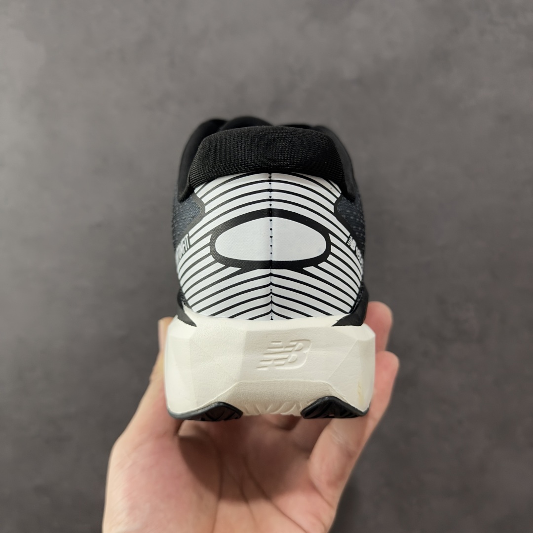 图片[4]-【纯原版】NEW BALANCE Rebel FuelCell Rebel V4 舒适时尚织物减震耐磨低帮马拉松轻量化跑步鞋 NB新百伦于 2019 年夏天首次发布了 Rebel 在制鞋业仍在向强调能量回报的弹力泡沫转变的时候 Rebel 确实是一个叛逆者 快进到 2024 年 Rebel v4 承诺通过重新配制的中底化合物和更高的堆叠高度提供更轻、更有弹性的跑步体验 就像New Balance SC Elite v4一样 Rebel v4 提供了完全重新设计的中底化合物 最新的混合物将 New Balance 专有的 FuelCell 泡沫（TPU 和 EVA 的混合物）与 PEBA 泡沫相结合 带来更弹跳的跑步体验 PEBA是一种超轻 高性能的泡沫 通常出现在镀碳超级鞋中 New Balance Rebel v4、ASICS Novablast 4和Brooks Hyperion Max都是精力充沛的无电镀运动鞋 在速度锻炼和快节奏中大放异彩 这三款鞋都依靠它们的中底泡沫和轻微的摇杆形状来创造一种向前滚动的感觉 而且虽然这些鞋子在堆叠高度和重量方面各不相同 但它们提供了相似的软硬比例 有足够的流行力来加快步伐 货号：MFCXLB4 尺码： 36-45-选品中心