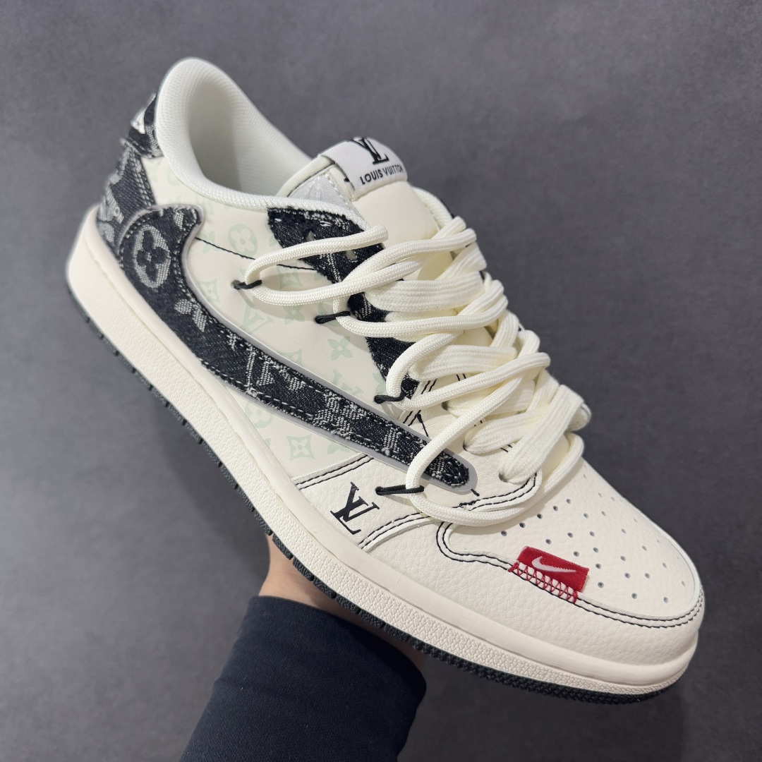 定制版Travis Scott x Fragment Design x Jordan Air Jordan 1 Low OG SP “LV联名—黑帆布抽绳” 联名低帮休闲板鞋  YX5066-388