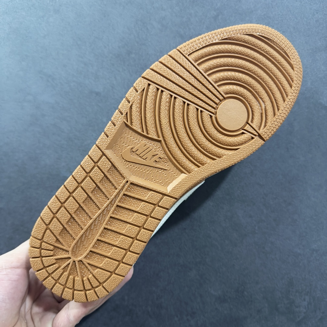 定制版Air Jordan 1 Low 倒勾 “LABUBU联名''经典棕白配色 XB1979-019