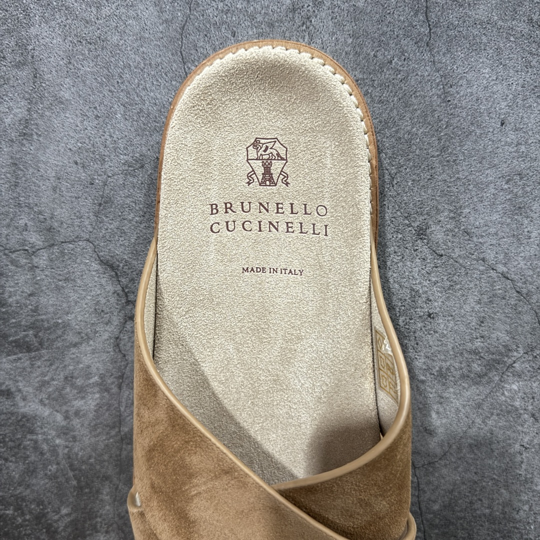 佛山超a版Brunello Cucinelli，BC 2025ss新款拖鞋出货古铜 卡其色Logo双排扣凉拖