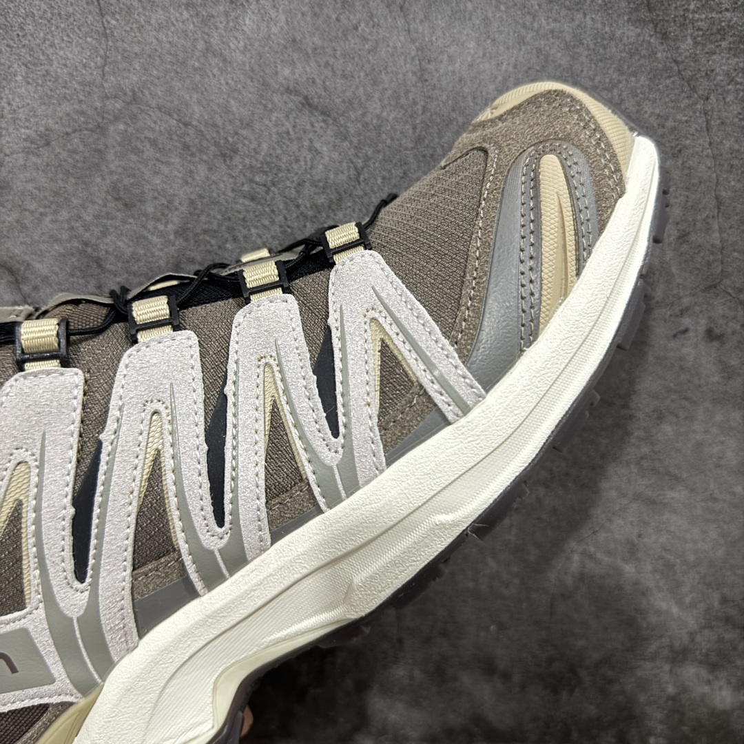 图片[6]-【纯原W1版】SALOMON XA Pro 3D Suede 灰褐色 萨洛蒙潮流越野机能户外功能鞋 纯原外贸平台特供订单 耗时半年巨作 全套原纸板楦头开发 原厂特供网布配套加持 确保原汁原味 完美呈现版型 原档数据独家私模五层组合大底 男女鞋同步官方开发 原装Ortholite轻量化鞋垫 中底布带钢印编号 原厂TPU锁扣 进口港宝加持 后跟自然饱满 还原公司包裹性 鞋面采用SENSIFT贴合技术 全方位贴合包裹脚型 鞋跟部鞋底牵引设计 提供强大的抓地性能 更适应野外崎岖不平的道路 其3D ADVANCED CHASSIS底盘 材料轻量大化 钉齿设计更具稳定性 防护性 鞋底易磨损区运用CONTAGRIP高耐磨材料 应对城市硬质路面长距离跑考验 尺码：36 36.5 37.5 38 38.5 39 40 40.5 41 42 42.5 43 44 44.5 45-选品中心