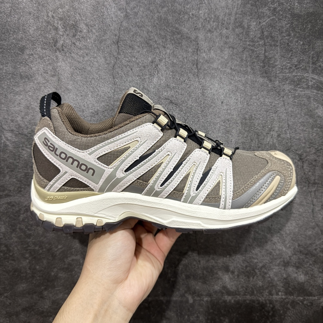 【纯原W1版】SALOMON XA Pro 3D Suede 灰褐色 萨洛蒙潮流越野机能户外功能鞋 纯原外贸平台特供订单 耗时半年巨作 全套原纸板楦头开发 原厂特供网布配套加持 确保原汁原味 完美呈现版型 原档数据独家私模五层组合大底 男女鞋同步官方开发 原装Ortholite轻量化鞋垫 中底布带钢印编号 原厂TPU锁扣 进口港宝加持 后跟自然饱满 还原公司包裹性 鞋面采用SENSIFT贴合技术 全方位贴合包裹脚型 鞋跟部鞋底牵引设计 提供强大的抓地性能 更适应野外崎岖不平的道路 其3D ADVANCED CHASSIS底盘 材料轻量大化 钉齿设计更具稳定性 防护性 鞋底易磨损区运用CONTAGRIP高耐磨材料 应对城市硬质路面长距离跑考验 尺码:36 36.5 37.5 38 38.5 39 40 40.5 41 42 42.5 43 44 44.5 45-选品中心
