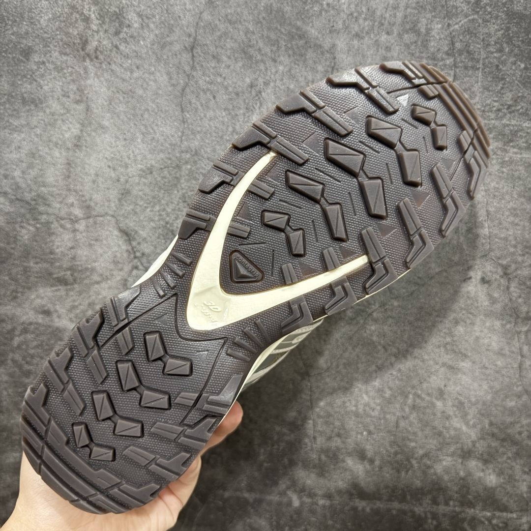 图片[9]-【纯原W1版】SALOMON XA Pro 3D Suede 灰褐色 萨洛蒙潮流越野机能户外功能鞋 纯原外贸平台特供订单 耗时半年巨作 全套原纸板楦头开发 原厂特供网布配套加持 确保原汁原味 完美呈现版型 原档数据独家私模五层组合大底 男女鞋同步官方开发 原装Ortholite轻量化鞋垫 中底布带钢印编号 原厂TPU锁扣 进口港宝加持 后跟自然饱满 还原公司包裹性 鞋面采用SENSIFT贴合技术 全方位贴合包裹脚型 鞋跟部鞋底牵引设计 提供强大的抓地性能 更适应野外崎岖不平的道路 其3D ADVANCED CHASSIS底盘 材料轻量大化 钉齿设计更具稳定性 防护性 鞋底易磨损区运用CONTAGRIP高耐磨材料 应对城市硬质路面长距离跑考验 尺码：36 36.5 37.5 38 38.5 39 40 40.5 41 42 42.5 43 44 44.5 45-选品中心