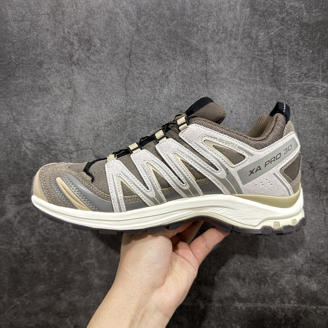 图片[2]-【纯原W1版】SALOMON XA Pro 3D Suede 灰褐色 萨洛蒙潮流越野机能户外功能鞋 纯原外贸平台特供订单 耗时半年巨作 全套原纸板楦头开发 原厂特供网布配套加持 确保原汁原味 完美呈现版型 原档数据独家私模五层组合大底 男女鞋同步官方开发 原装Ortholite轻量化鞋垫 中底布带钢印编号 原厂TPU锁扣 进口港宝加持 后跟自然饱满 还原公司包裹性 鞋面采用SENSIFT贴合技术 全方位贴合包裹脚型 鞋跟部鞋底牵引设计 提供强大的抓地性能 更适应野外崎岖不平的道路 其3D ADVANCED CHASSIS底盘 材料轻量大化 钉齿设计更具稳定性 防护性 鞋底易磨损区运用CONTAGRIP高耐磨材料 应对城市硬质路面长距离跑考验 尺码：36 36.5 37.5 38 38.5 39 40 40.5 41 42 42.5 43 44 44.5 45-选品中心