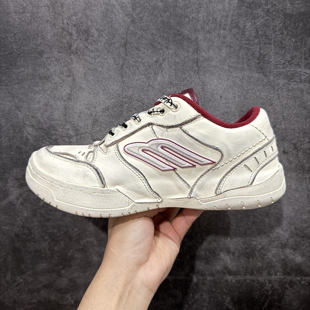 图片[2]-【OK纯原版】Balenciaga Hamptons Worn-Out 巴黎世家十八18代 涤纶（聚酯纤维）牛皮革 圆头系带 低帮 生活休闲鞋板鞋 全套原纸板楦头开发 最原汁原味的灵魂版型 全鞋荧光划线卡点 胶水把控整洁度追求极致完美 每一双都是工艺品 多重QC质检 超越公司货的品控标准 实实在在的免检产品 原盒原配 正确字体电绣 粗细、位置、大小正确 侧边TPU 透气孔匹配意产原版 正确分离大底 TPU软底 原版一致大底LOGO 立体感十足 原厂皮料水洗做旧 采购原厂网纱 偏大一码 尺码：35 36 37 38 39 40 41 42 43 44 45 46-选品中心