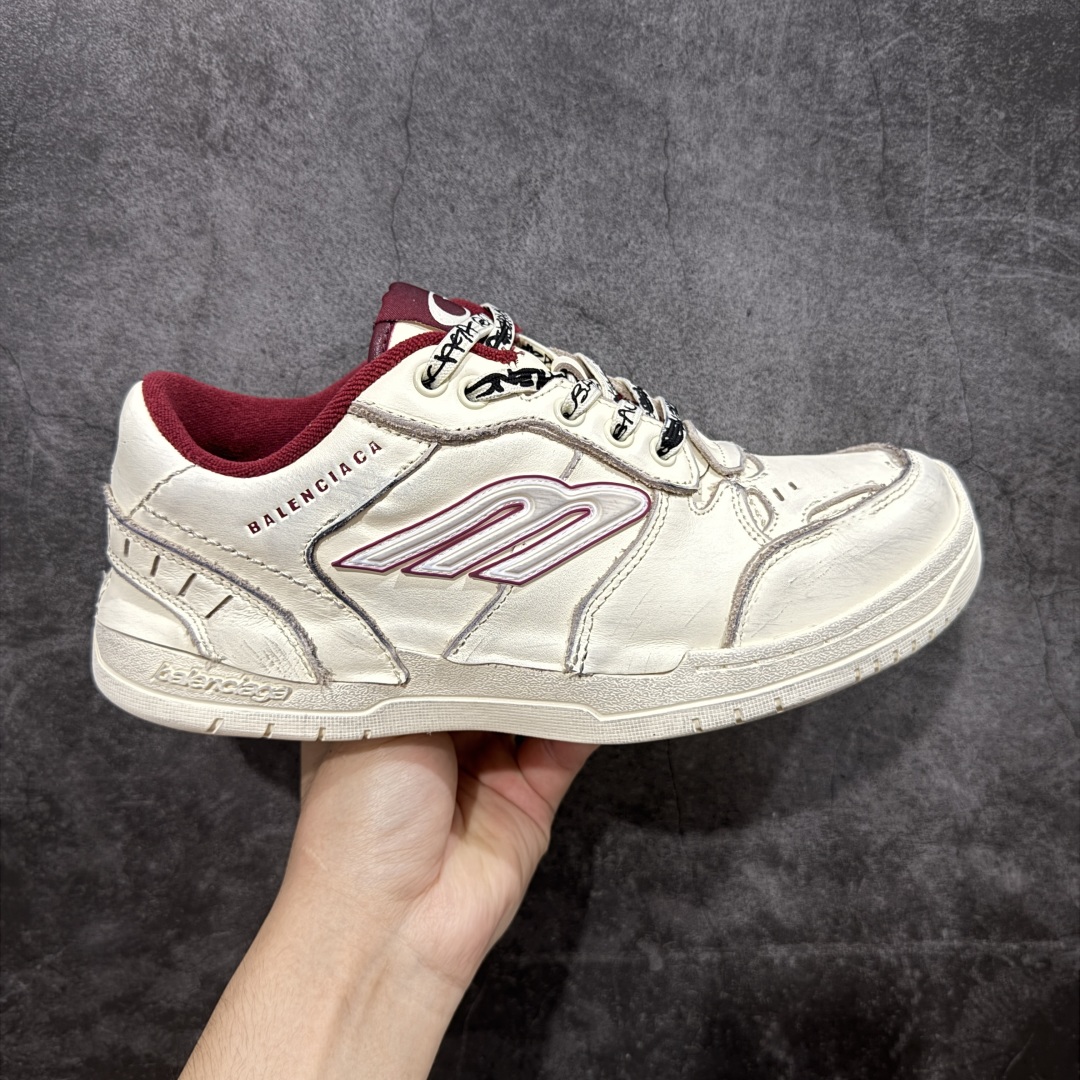 【OK纯原版】Balenciaga Hamptons Worn-Out 巴黎世家十八18代 涤纶(聚酯纤维)牛皮革 圆头系带 低帮 生活休闲鞋板鞋 全套原纸板楦头开发 最原汁原味的灵魂版型 全鞋荧光划线卡点 胶水把控整洁度追求极致完美 每一双都是工艺品 多重QC质检 超越公司货的品控标准 实实在在的免检产品 原盒原配 正确字体电绣 粗细、位置、大小正确 侧边TPU 透气孔匹配意产原版 正确分离大底 TPU软底 原版一致大底LOGO 立体感十足 原厂皮料水洗做旧 采购原厂网纱 偏大一码 尺码:35 36 37 38 39 40 41 42 43 44 45 46-选品中心