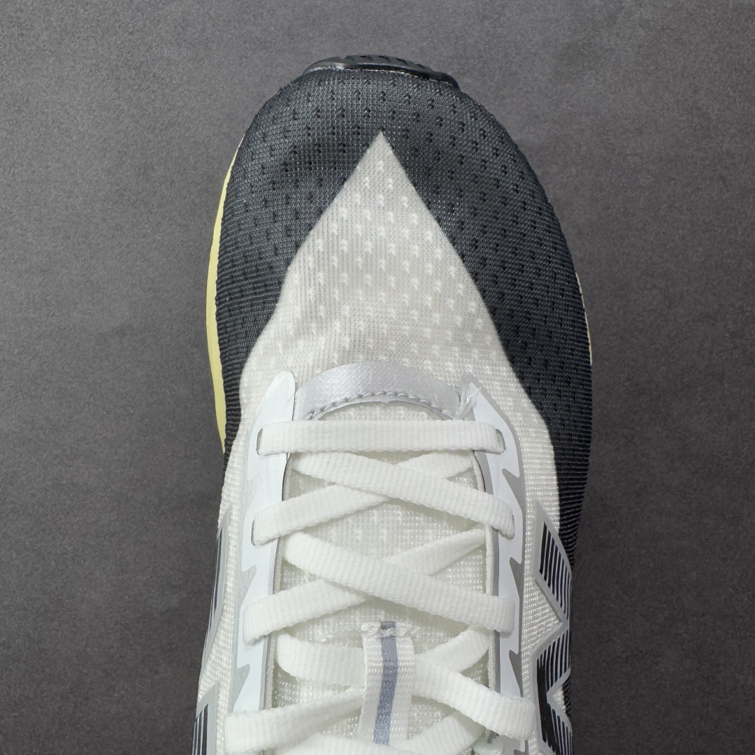 图片[8]-【公司级】NEW BALANCE Rebel FuelCell Rebel V4 舒适时尚织物减震耐磨低帮马拉松轻量化跑步鞋 NB新百伦于 2019 年夏天首次发布了 Rebel 在制鞋业仍在向强调能量回报的弹力泡沫转变的时候 Rebel 确实是一个叛逆者 快进到 2024 年 Rebel v4 承诺通过重新配制的中底化合物和更高的堆叠高度提供更轻、更有弹性的跑步体验 就像New Balance SC Elite v4一样 Rebel v4 提供了完全重新设计的中底化合物 最新的混合物将 New Balance 专有的 FuelCell 泡沫（TPU 和 EVA 的混合物）与 PEBA 泡沫相结合 带来更弹跳的跑步体验 PEBA是一种超轻 高性能的泡沫 通常出现在镀碳超级鞋中 New Balance Rebel v4、ASICS Novablast 4和Brooks Hyperion Max都是精力充沛的无电镀运动鞋 在速度锻炼和快节奏中大放异彩 这三款鞋都依靠它们的中底泡沫和轻微的摇杆形状来创造一种向前滚动的感觉 而且虽然这些鞋子在堆叠高度和重量方面各不相同 但它们提供了相似的软硬比例 有足够的流行力来加快步伐 货号：MFCXLB4 尺码： 40-45-选品中心