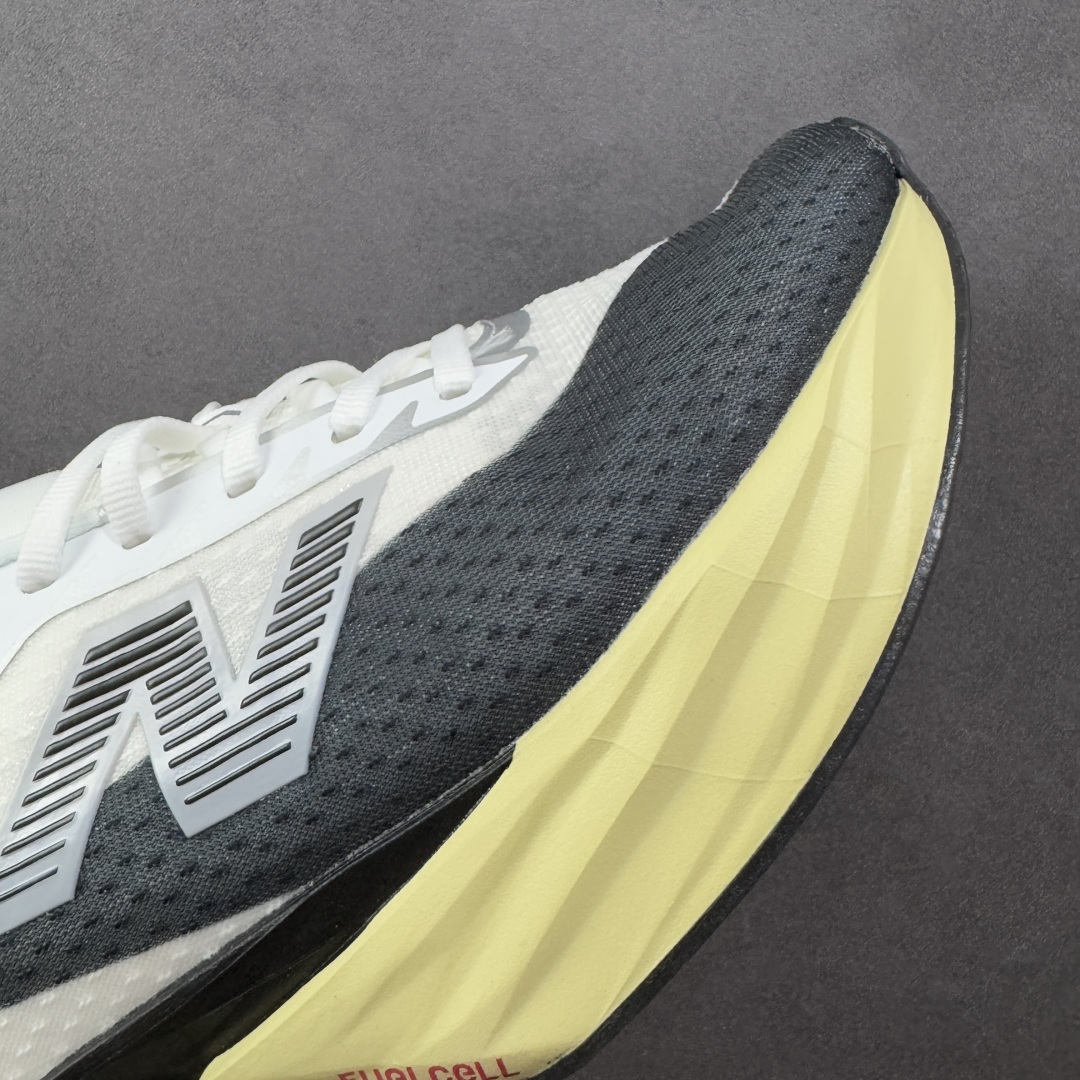 图片[5]-【公司级】NEW BALANCE Rebel FuelCell Rebel V4 舒适时尚织物减震耐磨低帮马拉松轻量化跑步鞋 NB新百伦于 2019 年夏天首次发布了 Rebel 在制鞋业仍在向强调能量回报的弹力泡沫转变的时候 Rebel 确实是一个叛逆者 快进到 2024 年 Rebel v4 承诺通过重新配制的中底化合物和更高的堆叠高度提供更轻、更有弹性的跑步体验 就像New Balance SC Elite v4一样 Rebel v4 提供了完全重新设计的中底化合物 最新的混合物将 New Balance 专有的 FuelCell 泡沫（TPU 和 EVA 的混合物）与 PEBA 泡沫相结合 带来更弹跳的跑步体验 PEBA是一种超轻 高性能的泡沫 通常出现在镀碳超级鞋中 New Balance Rebel v4、ASICS Novablast 4和Brooks Hyperion Max都是精力充沛的无电镀运动鞋 在速度锻炼和快节奏中大放异彩 这三款鞋都依靠它们的中底泡沫和轻微的摇杆形状来创造一种向前滚动的感觉 而且虽然这些鞋子在堆叠高度和重量方面各不相同 但它们提供了相似的软硬比例 有足够的流行力来加快步伐 货号：MFCXLB4 尺码： 40-45-选品中心