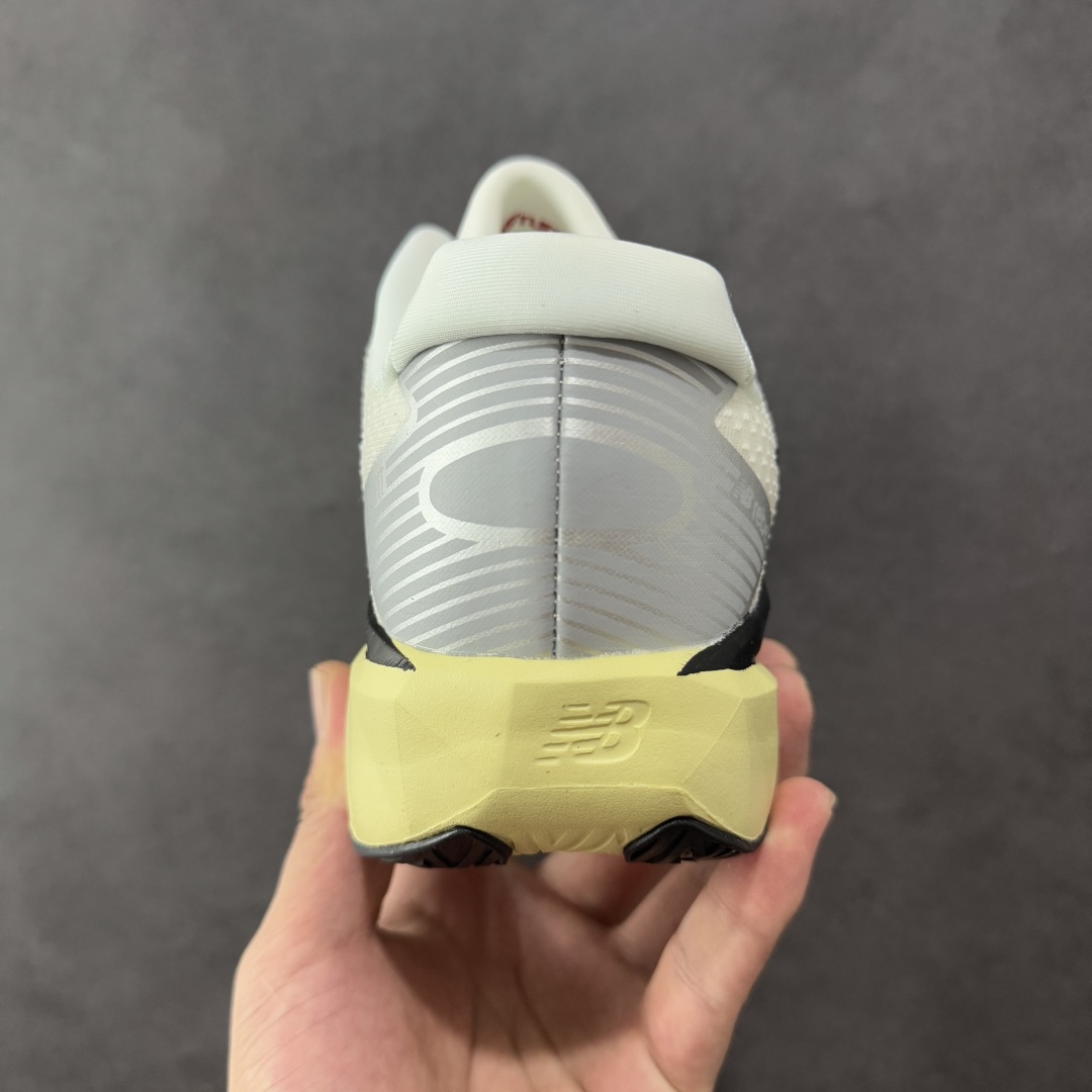 图片[4]-【公司级】NEW BALANCE Rebel FuelCell Rebel V4 舒适时尚织物减震耐磨低帮马拉松轻量化跑步鞋 NB新百伦于 2019 年夏天首次发布了 Rebel 在制鞋业仍在向强调能量回报的弹力泡沫转变的时候 Rebel 确实是一个叛逆者 快进到 2024 年 Rebel v4 承诺通过重新配制的中底化合物和更高的堆叠高度提供更轻、更有弹性的跑步体验 就像New Balance SC Elite v4一样 Rebel v4 提供了完全重新设计的中底化合物 最新的混合物将 New Balance 专有的 FuelCell 泡沫（TPU 和 EVA 的混合物）与 PEBA 泡沫相结合 带来更弹跳的跑步体验 PEBA是一种超轻 高性能的泡沫 通常出现在镀碳超级鞋中 New Balance Rebel v4、ASICS Novablast 4和Brooks Hyperion Max都是精力充沛的无电镀运动鞋 在速度锻炼和快节奏中大放异彩 这三款鞋都依靠它们的中底泡沫和轻微的摇杆形状来创造一种向前滚动的感觉 而且虽然这些鞋子在堆叠高度和重量方面各不相同 但它们提供了相似的软硬比例 有足够的流行力来加快步伐 货号：MFCXLB4 尺码： 40-45-选品中心