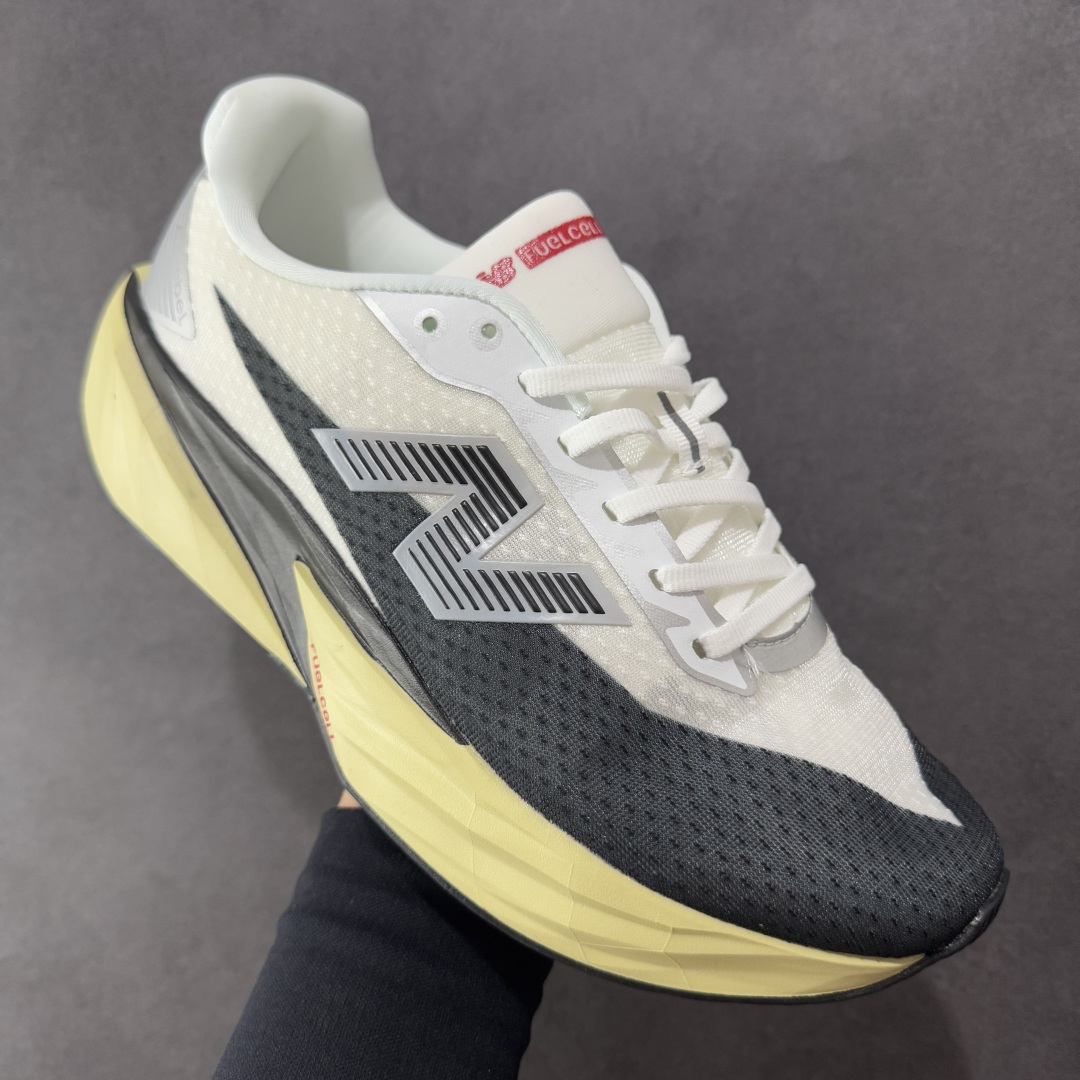 图片[3]-【公司级】NEW BALANCE Rebel FuelCell Rebel V4 舒适时尚织物减震耐磨低帮马拉松轻量化跑步鞋 NB新百伦于 2019 年夏天首次发布了 Rebel 在制鞋业仍在向强调能量回报的弹力泡沫转变的时候 Rebel 确实是一个叛逆者 快进到 2024 年 Rebel v4 承诺通过重新配制的中底化合物和更高的堆叠高度提供更轻、更有弹性的跑步体验 就像New Balance SC Elite v4一样 Rebel v4 提供了完全重新设计的中底化合物 最新的混合物将 New Balance 专有的 FuelCell 泡沫（TPU 和 EVA 的混合物）与 PEBA 泡沫相结合 带来更弹跳的跑步体验 PEBA是一种超轻 高性能的泡沫 通常出现在镀碳超级鞋中 New Balance Rebel v4、ASICS Novablast 4和Brooks Hyperion Max都是精力充沛的无电镀运动鞋 在速度锻炼和快节奏中大放异彩 这三款鞋都依靠它们的中底泡沫和轻微的摇杆形状来创造一种向前滚动的感觉 而且虽然这些鞋子在堆叠高度和重量方面各不相同 但它们提供了相似的软硬比例 有足够的流行力来加快步伐 货号：MFCXLB4 尺码： 40-45-选品中心