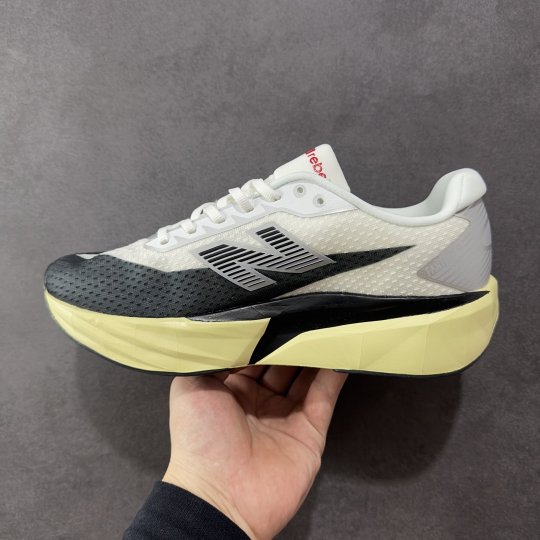 图片[2]-【公司级】NEW BALANCE Rebel FuelCell Rebel V4 舒适时尚织物减震耐磨低帮马拉松轻量化跑步鞋 NB新百伦于 2019 年夏天首次发布了 Rebel 在制鞋业仍在向强调能量回报的弹力泡沫转变的时候 Rebel 确实是一个叛逆者 快进到 2024 年 Rebel v4 承诺通过重新配制的中底化合物和更高的堆叠高度提供更轻、更有弹性的跑步体验 就像New Balance SC Elite v4一样 Rebel v4 提供了完全重新设计的中底化合物 最新的混合物将 New Balance 专有的 FuelCell 泡沫（TPU 和 EVA 的混合物）与 PEBA 泡沫相结合 带来更弹跳的跑步体验 PEBA是一种超轻 高性能的泡沫 通常出现在镀碳超级鞋中 New Balance Rebel v4、ASICS Novablast 4和Brooks Hyperion Max都是精力充沛的无电镀运动鞋 在速度锻炼和快节奏中大放异彩 这三款鞋都依靠它们的中底泡沫和轻微的摇杆形状来创造一种向前滚动的感觉 而且虽然这些鞋子在堆叠高度和重量方面各不相同 但它们提供了相似的软硬比例 有足够的流行力来加快步伐 货号：MFCXLB4 尺码： 40-45-选品中心
