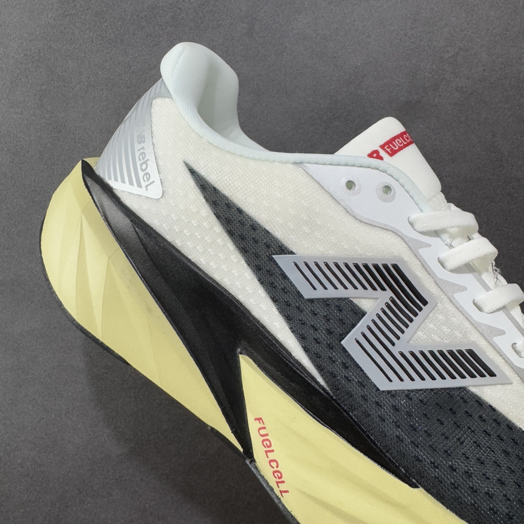图片[6]-【公司级】NEW BALANCE Rebel FuelCell Rebel V4 舒适时尚织物减震耐磨低帮马拉松轻量化跑步鞋 NB新百伦于 2019 年夏天首次发布了 Rebel 在制鞋业仍在向强调能量回报的弹力泡沫转变的时候 Rebel 确实是一个叛逆者 快进到 2024 年 Rebel v4 承诺通过重新配制的中底化合物和更高的堆叠高度提供更轻、更有弹性的跑步体验 就像New Balance SC Elite v4一样 Rebel v4 提供了完全重新设计的中底化合物 最新的混合物将 New Balance 专有的 FuelCell 泡沫（TPU 和 EVA 的混合物）与 PEBA 泡沫相结合 带来更弹跳的跑步体验 PEBA是一种超轻 高性能的泡沫 通常出现在镀碳超级鞋中 New Balance Rebel v4、ASICS Novablast 4和Brooks Hyperion Max都是精力充沛的无电镀运动鞋 在速度锻炼和快节奏中大放异彩 这三款鞋都依靠它们的中底泡沫和轻微的摇杆形状来创造一种向前滚动的感觉 而且虽然这些鞋子在堆叠高度和重量方面各不相同 但它们提供了相似的软硬比例 有足够的流行力来加快步伐 货号：MFCXLB4 尺码： 40-45-选品中心