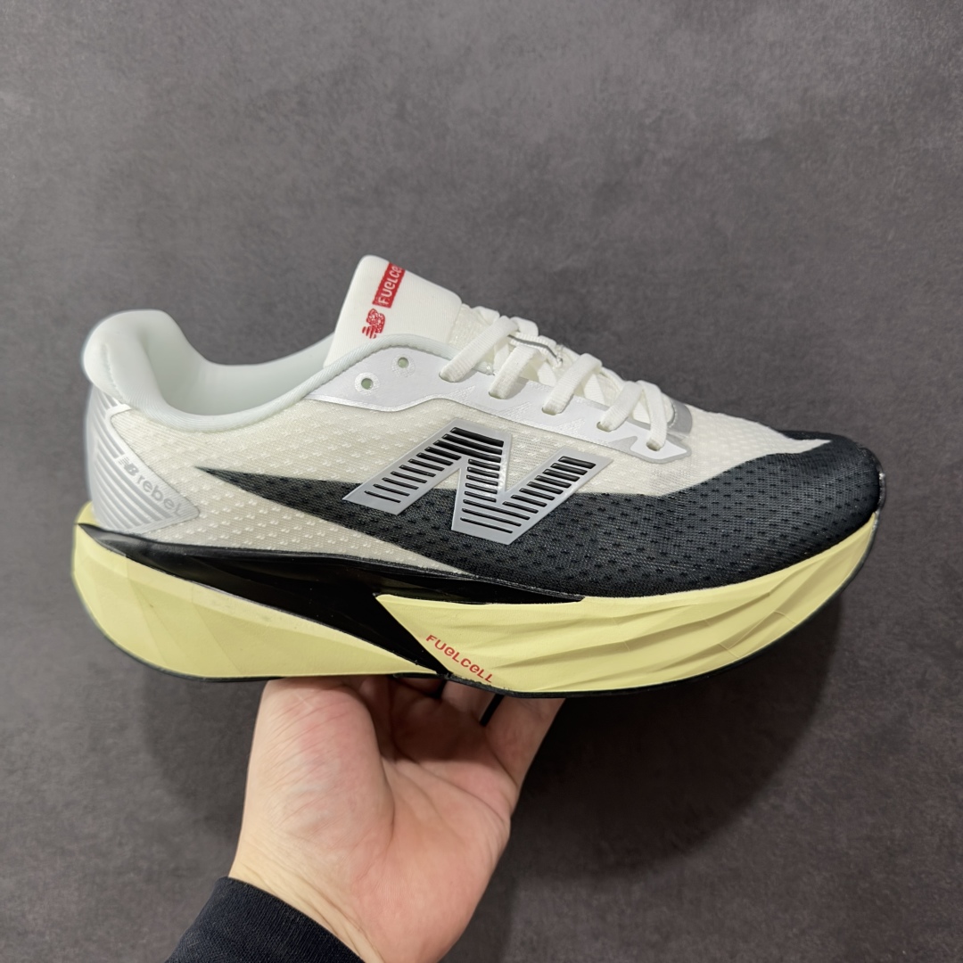 【公司级】NEW BALANCE Rebel FuelCell Rebel V4 舒适时尚织物减震耐磨低帮马拉松轻量化跑步鞋 NB新百伦于 2019 年夏天首次发布了 Rebel 在制鞋业仍在向强调能量回报的弹力泡沫转变的时候 Rebel 确实是一个叛逆者 快进到 2024 年 Rebel v4 承诺通过重新配制的中底化合物和更高的堆叠高度提供更轻、更有弹性的跑步体验 就像New Balance SC Elite v4一样 Rebel v4 提供了完全重新设计的中底化合物 最新的混合物将 New Balance 专有的 FuelCell 泡沫（TPU 和 EVA 的混合物）与 PEBA 泡沫相结合 带来更弹跳的跑步体验 PEBA是一种超轻 高性能的泡沫 通常出现在镀碳超级鞋中 New Balance Rebel v4、ASICS Novablast 4和Brooks Hyperion Max都是精力充沛的无电镀运动鞋 在速度锻炼和快节奏中大放异彩 这三款鞋都依靠它们的中底泡沫和轻微的摇杆形状来创造一种向前滚动的感觉 而且虽然这些鞋子在堆叠高度和重量方面各不相同 但它们提供了相似的软硬比例 有足够的流行力来加快步伐 货号：MFCXLB4 尺码： 40-45-选品中心