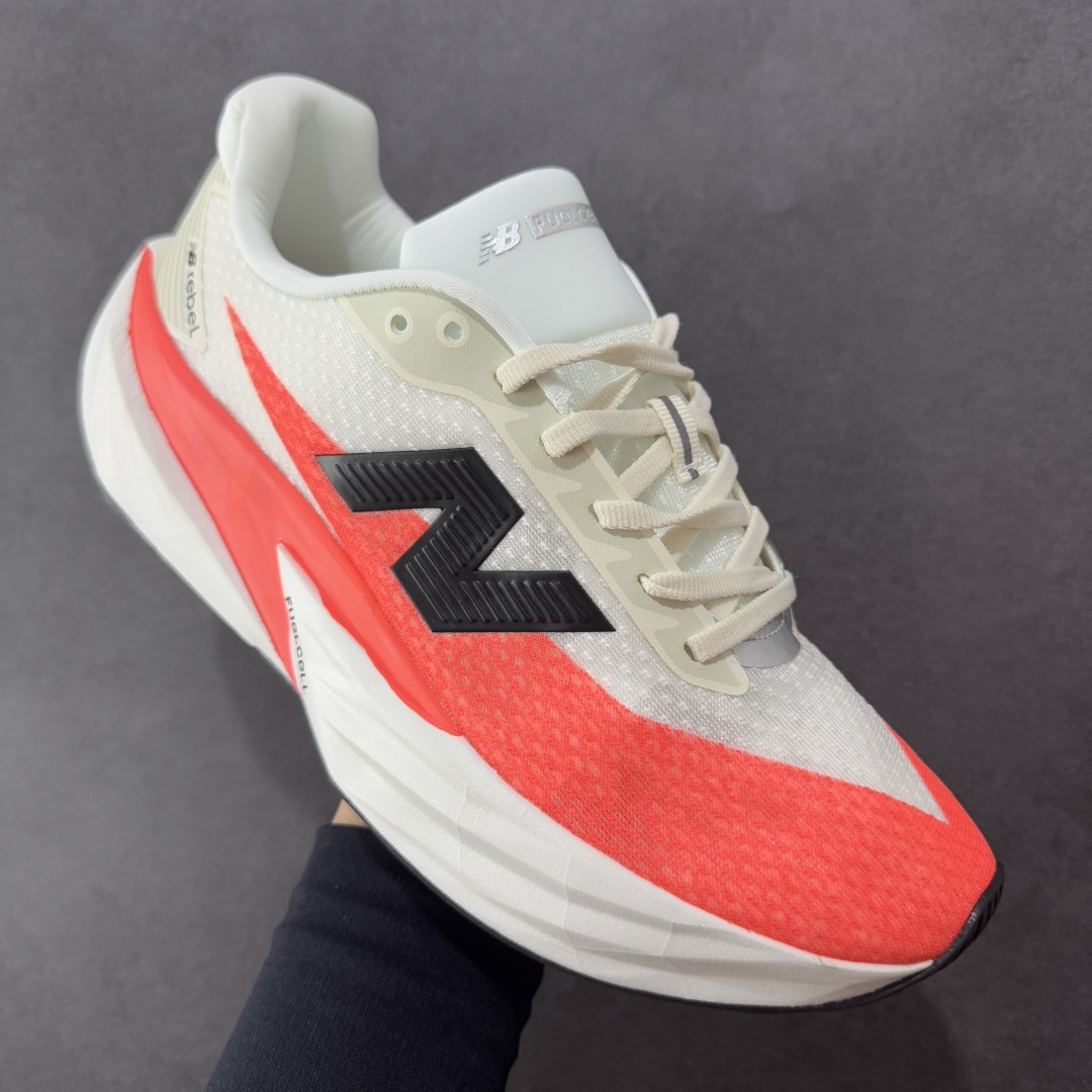 图片[3]-【公司级】NEW BALANCE Rebel FuelCell Rebel V4 舒适时尚织物减震耐磨低帮马拉松轻量化跑步鞋 NB新百伦于 2019 年夏天首次发布了 Rebel 在制鞋业仍在向强调能量回报的弹力泡沫转变的时候 Rebel 确实是一个叛逆者 快进到 2024 年 Rebel v4 承诺通过重新配制的中底化合物和更高的堆叠高度提供更轻、更有弹性的跑步体验 就像New Balance SC Elite v4一样 Rebel v4 提供了完全重新设计的中底化合物 最新的混合物将 New Balance 专有的 FuelCell 泡沫（TPU 和 EVA 的混合物）与 PEBA 泡沫相结合 带来更弹跳的跑步体验 PEBA是一种超轻 高性能的泡沫 通常出现在镀碳超级鞋中 New Balance Rebel v4、ASICS Novablast 4和Brooks Hyperion Max都是精力充沛的无电镀运动鞋 在速度锻炼和快节奏中大放异彩 这三款鞋都依靠它们的中底泡沫和轻微的摇杆形状来创造一种向前滚动的感觉 而且虽然这些鞋子在堆叠高度和重量方面各不相同 但它们提供了相似的软硬比例 有足够的流行力来加快步伐 货号：MFCXLB4 尺码： 40-45-选品中心