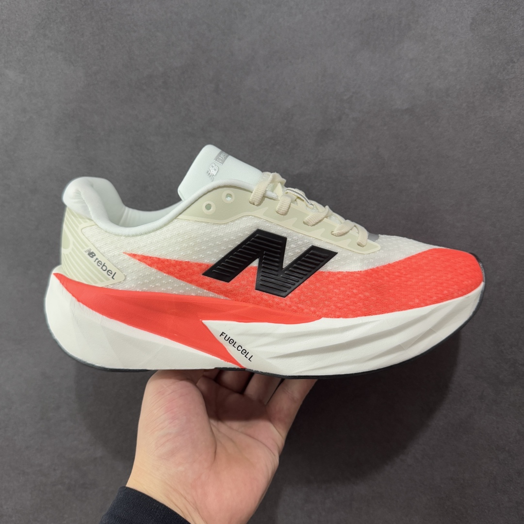 【公司级】NEW BALANCE Rebel FuelCell Rebel V4 舒适时尚织物减震耐磨低帮马拉松轻量化跑步鞋 NB新百伦于 2019 年夏天首次发布了 Rebel 在制鞋业仍在向强调能量回报的弹力泡沫转变的时候 Rebel 确实是一个叛逆者 快进到 2024 年 Rebel v4 承诺通过重新配制的中底化合物和更高的堆叠高度提供更轻、更有弹性的跑步体验 就像New Balance SC Elite v4一样 Rebel v4 提供了完全重新设计的中底化合物 最新的混合物将 New Balance 专有的 FuelCell 泡沫（TPU 和 EVA 的混合物）与 PEBA 泡沫相结合 带来更弹跳的跑步体验 PEBA是一种超轻 高性能的泡沫 通常出现在镀碳超级鞋中 New Balance Rebel v4、ASICS Novablast 4和Brooks Hyperion Max都是精力充沛的无电镀运动鞋 在速度锻炼和快节奏中大放异彩 这三款鞋都依靠它们的中底泡沫和轻微的摇杆形状来创造一种向前滚动的感觉 而且虽然这些鞋子在堆叠高度和重量方面各不相同 但它们提供了相似的软硬比例 有足够的流行力来加快步伐 货号：MFCXLB4 尺码： 40-45-选品中心