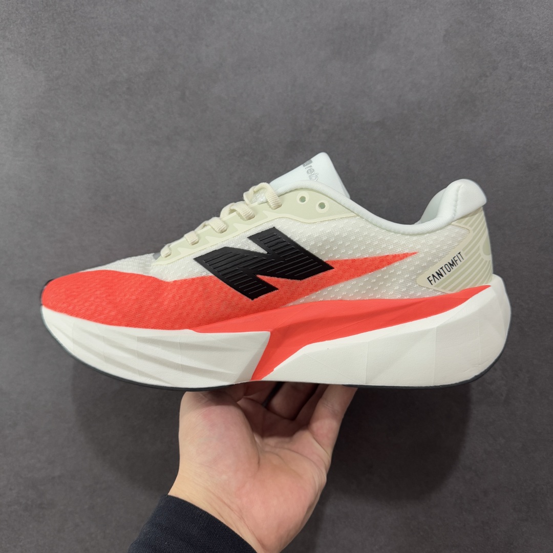 图片[2]-【公司级】NEW BALANCE Rebel FuelCell Rebel V4 舒适时尚织物减震耐磨低帮马拉松轻量化跑步鞋 NB新百伦于 2019 年夏天首次发布了 Rebel 在制鞋业仍在向强调能量回报的弹力泡沫转变的时候 Rebel 确实是一个叛逆者 快进到 2024 年 Rebel v4 承诺通过重新配制的中底化合物和更高的堆叠高度提供更轻、更有弹性的跑步体验 就像New Balance SC Elite v4一样 Rebel v4 提供了完全重新设计的中底化合物 最新的混合物将 New Balance 专有的 FuelCell 泡沫（TPU 和 EVA 的混合物）与 PEBA 泡沫相结合 带来更弹跳的跑步体验 PEBA是一种超轻 高性能的泡沫 通常出现在镀碳超级鞋中 New Balance Rebel v4、ASICS Novablast 4和Brooks Hyperion Max都是精力充沛的无电镀运动鞋 在速度锻炼和快节奏中大放异彩 这三款鞋都依靠它们的中底泡沫和轻微的摇杆形状来创造一种向前滚动的感觉 而且虽然这些鞋子在堆叠高度和重量方面各不相同 但它们提供了相似的软硬比例 有足够的流行力来加快步伐 货号：MFCXLB4 尺码： 40-45-选品中心