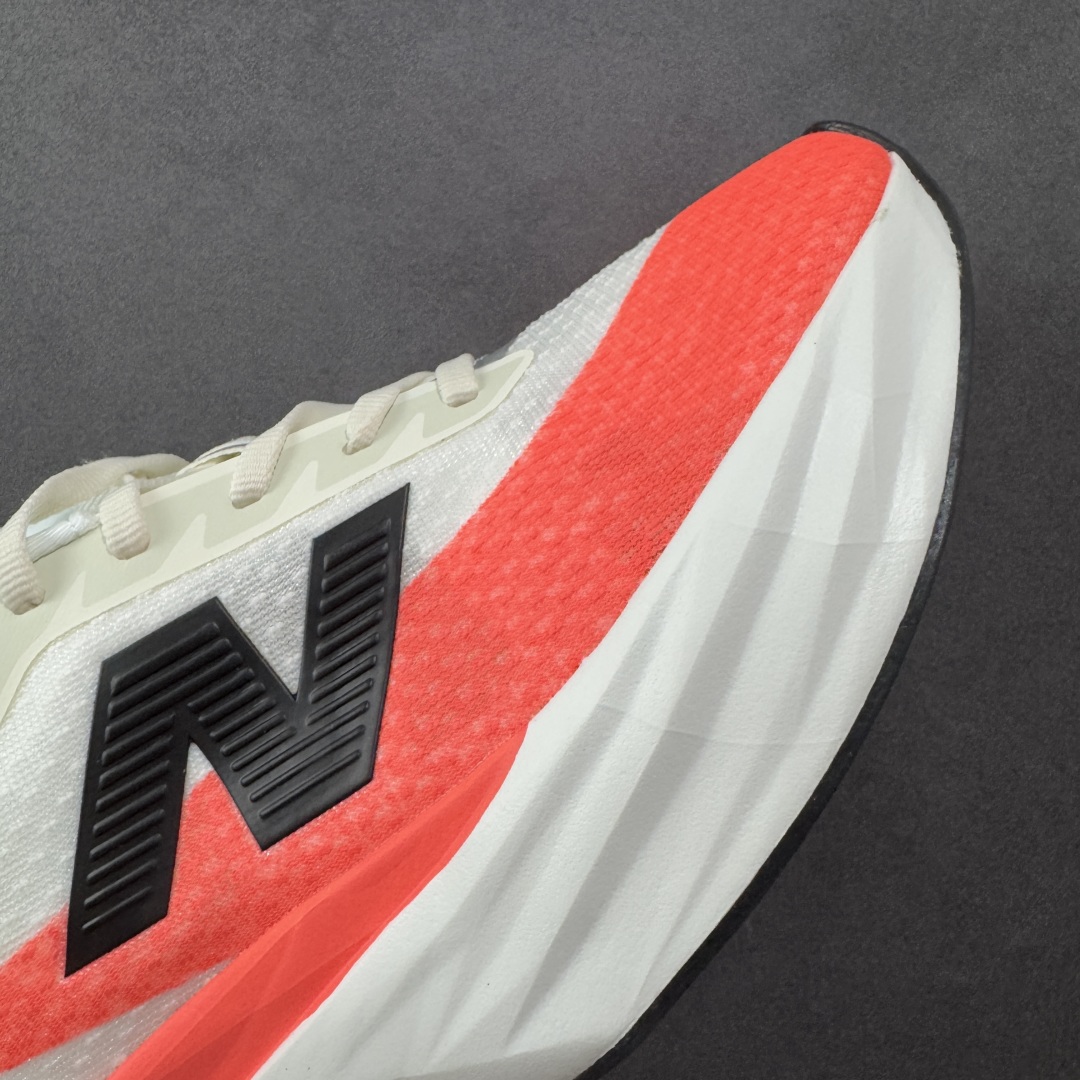图片[5]-【公司级】NEW BALANCE Rebel FuelCell Rebel V4 舒适时尚织物减震耐磨低帮马拉松轻量化跑步鞋 NB新百伦于 2019 年夏天首次发布了 Rebel 在制鞋业仍在向强调能量回报的弹力泡沫转变的时候 Rebel 确实是一个叛逆者 快进到 2024 年 Rebel v4 承诺通过重新配制的中底化合物和更高的堆叠高度提供更轻、更有弹性的跑步体验 就像New Balance SC Elite v4一样 Rebel v4 提供了完全重新设计的中底化合物 最新的混合物将 New Balance 专有的 FuelCell 泡沫（TPU 和 EVA 的混合物）与 PEBA 泡沫相结合 带来更弹跳的跑步体验 PEBA是一种超轻 高性能的泡沫 通常出现在镀碳超级鞋中 New Balance Rebel v4、ASICS Novablast 4和Brooks Hyperion Max都是精力充沛的无电镀运动鞋 在速度锻炼和快节奏中大放异彩 这三款鞋都依靠它们的中底泡沫和轻微的摇杆形状来创造一种向前滚动的感觉 而且虽然这些鞋子在堆叠高度和重量方面各不相同 但它们提供了相似的软硬比例 有足够的流行力来加快步伐 货号：MFCXLB4 尺码： 40-45-选品中心