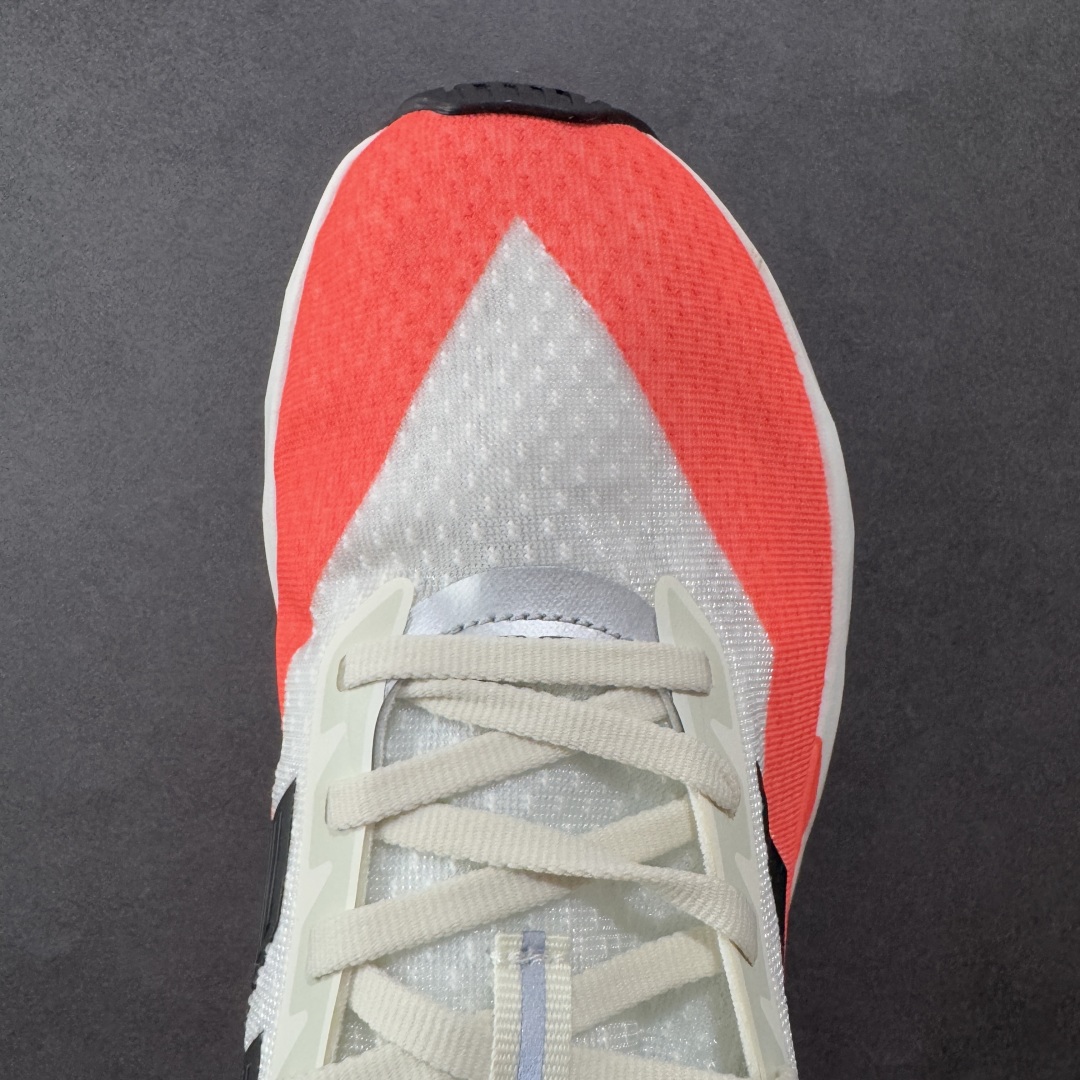 图片[8]-【公司级】NEW BALANCE Rebel FuelCell Rebel V4 舒适时尚织物减震耐磨低帮马拉松轻量化跑步鞋 NB新百伦于 2019 年夏天首次发布了 Rebel 在制鞋业仍在向强调能量回报的弹力泡沫转变的时候 Rebel 确实是一个叛逆者 快进到 2024 年 Rebel v4 承诺通过重新配制的中底化合物和更高的堆叠高度提供更轻、更有弹性的跑步体验 就像New Balance SC Elite v4一样 Rebel v4 提供了完全重新设计的中底化合物 最新的混合物将 New Balance 专有的 FuelCell 泡沫（TPU 和 EVA 的混合物）与 PEBA 泡沫相结合 带来更弹跳的跑步体验 PEBA是一种超轻 高性能的泡沫 通常出现在镀碳超级鞋中 New Balance Rebel v4、ASICS Novablast 4和Brooks Hyperion Max都是精力充沛的无电镀运动鞋 在速度锻炼和快节奏中大放异彩 这三款鞋都依靠它们的中底泡沫和轻微的摇杆形状来创造一种向前滚动的感觉 而且虽然这些鞋子在堆叠高度和重量方面各不相同 但它们提供了相似的软硬比例 有足够的流行力来加快步伐 货号：MFCXLB4 尺码： 40-45-选品中心