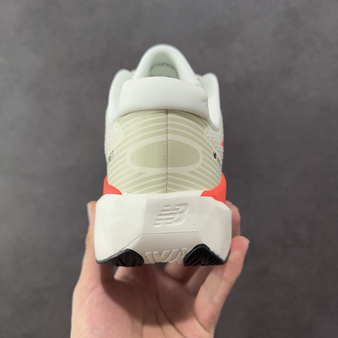 图片[4]-【公司级】NEW BALANCE Rebel FuelCell Rebel V4 舒适时尚织物减震耐磨低帮马拉松轻量化跑步鞋 NB新百伦于 2019 年夏天首次发布了 Rebel 在制鞋业仍在向强调能量回报的弹力泡沫转变的时候 Rebel 确实是一个叛逆者 快进到 2024 年 Rebel v4 承诺通过重新配制的中底化合物和更高的堆叠高度提供更轻、更有弹性的跑步体验 就像New Balance SC Elite v4一样 Rebel v4 提供了完全重新设计的中底化合物 最新的混合物将 New Balance 专有的 FuelCell 泡沫（TPU 和 EVA 的混合物）与 PEBA 泡沫相结合 带来更弹跳的跑步体验 PEBA是一种超轻 高性能的泡沫 通常出现在镀碳超级鞋中 New Balance Rebel v4、ASICS Novablast 4和Brooks Hyperion Max都是精力充沛的无电镀运动鞋 在速度锻炼和快节奏中大放异彩 这三款鞋都依靠它们的中底泡沫和轻微的摇杆形状来创造一种向前滚动的感觉 而且虽然这些鞋子在堆叠高度和重量方面各不相同 但它们提供了相似的软硬比例 有足够的流行力来加快步伐 货号：MFCXLB4 尺码： 40-45-选品中心