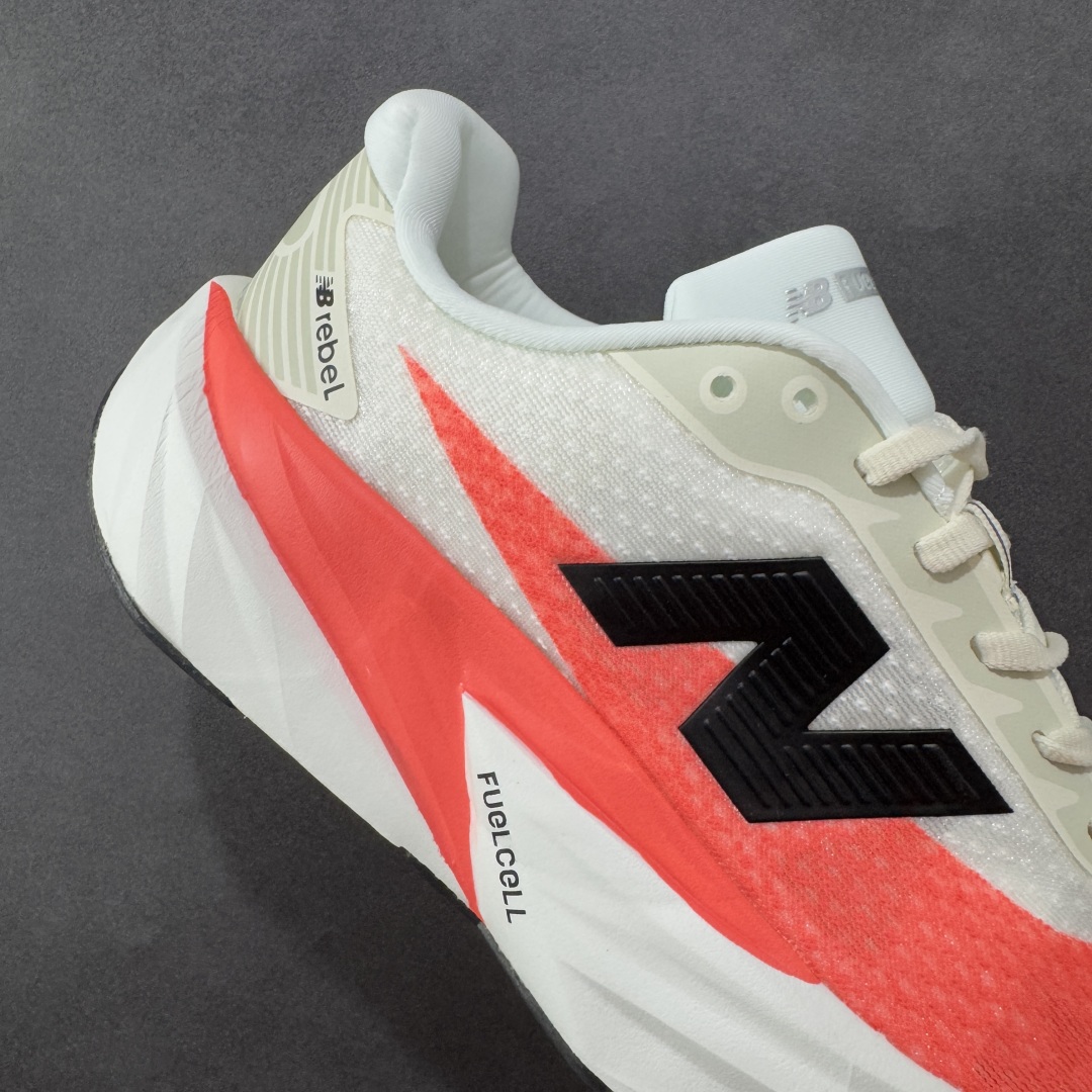 图片[6]-【公司级】NEW BALANCE Rebel FuelCell Rebel V4 舒适时尚织物减震耐磨低帮马拉松轻量化跑步鞋 NB新百伦于 2019 年夏天首次发布了 Rebel 在制鞋业仍在向强调能量回报的弹力泡沫转变的时候 Rebel 确实是一个叛逆者 快进到 2024 年 Rebel v4 承诺通过重新配制的中底化合物和更高的堆叠高度提供更轻、更有弹性的跑步体验 就像New Balance SC Elite v4一样 Rebel v4 提供了完全重新设计的中底化合物 最新的混合物将 New Balance 专有的 FuelCell 泡沫（TPU 和 EVA 的混合物）与 PEBA 泡沫相结合 带来更弹跳的跑步体验 PEBA是一种超轻 高性能的泡沫 通常出现在镀碳超级鞋中 New Balance Rebel v4、ASICS Novablast 4和Brooks Hyperion Max都是精力充沛的无电镀运动鞋 在速度锻炼和快节奏中大放异彩 这三款鞋都依靠它们的中底泡沫和轻微的摇杆形状来创造一种向前滚动的感觉 而且虽然这些鞋子在堆叠高度和重量方面各不相同 但它们提供了相似的软硬比例 有足够的流行力来加快步伐 货号：MFCXLB4 尺码： 40-45-选品中心