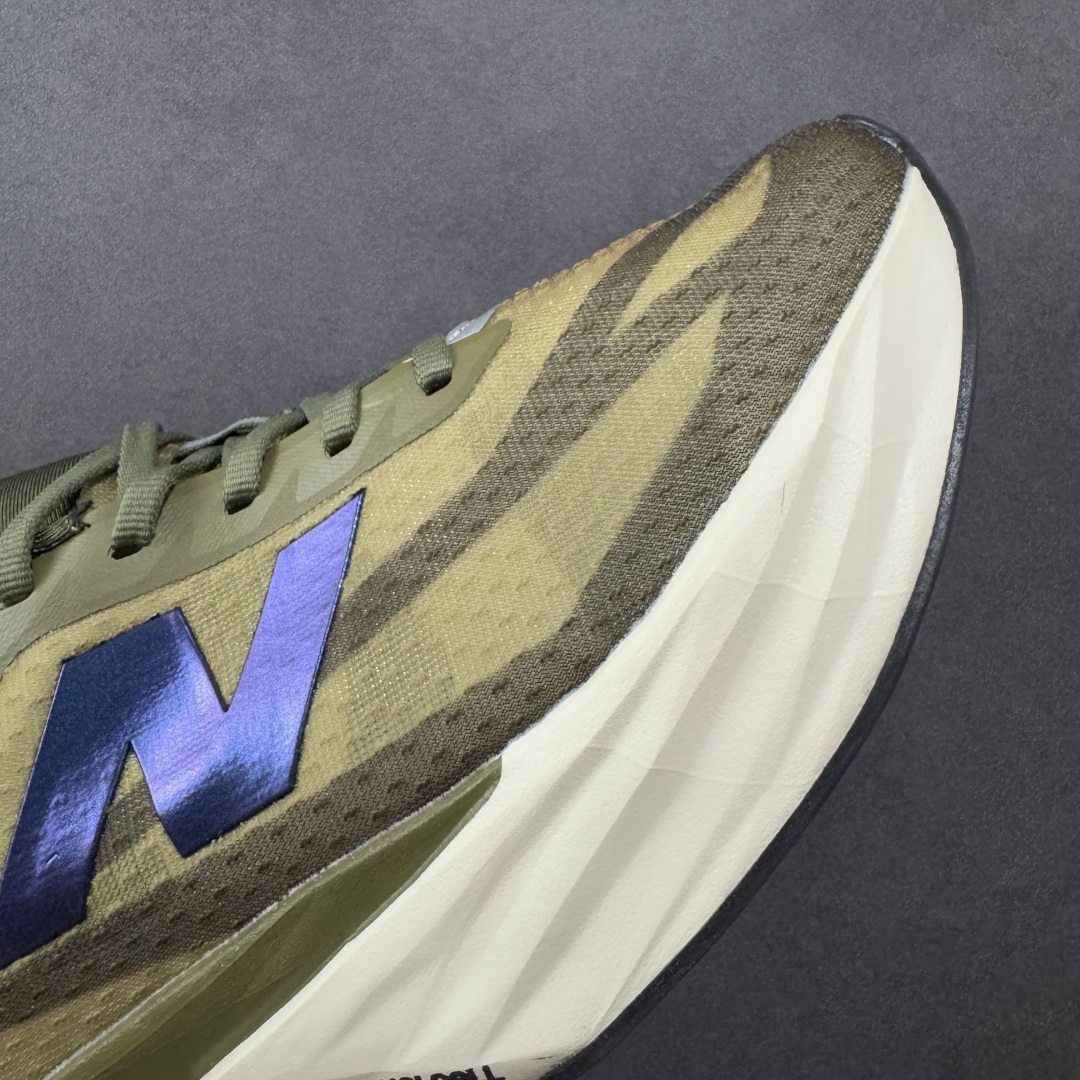 图片[5]-【公司级】NEW BALANCE Rebel FuelCell Rebel V4 舒适时尚织物减震耐磨低帮马拉松轻量化跑步鞋 NB新百伦于 2019 年夏天首次发布了 Rebel 在制鞋业仍在向强调能量回报的弹力泡沫转变的时候 Rebel 确实是一个叛逆者 快进到 2024 年 Rebel v4 承诺通过重新配制的中底化合物和更高的堆叠高度提供更轻、更有弹性的跑步体验 就像New Balance SC Elite v4一样 Rebel v4 提供了完全重新设计的中底化合物 最新的混合物将 New Balance 专有的 FuelCell 泡沫（TPU 和 EVA 的混合物）与 PEBA 泡沫相结合 带来更弹跳的跑步体验 PEBA是一种超轻 高性能的泡沫 通常出现在镀碳超级鞋中 New Balance Rebel v4、ASICS Novablast 4和Brooks Hyperion Max都是精力充沛的无电镀运动鞋 在速度锻炼和快节奏中大放异彩 这三款鞋都依靠它们的中底泡沫和轻微的摇杆形状来创造一种向前滚动的感觉 而且虽然这些鞋子在堆叠高度和重量方面各不相同 但它们提供了相似的软硬比例 有足够的流行力来加快步伐 货号：MFCXLB4 尺码： 40-45-选品中心
