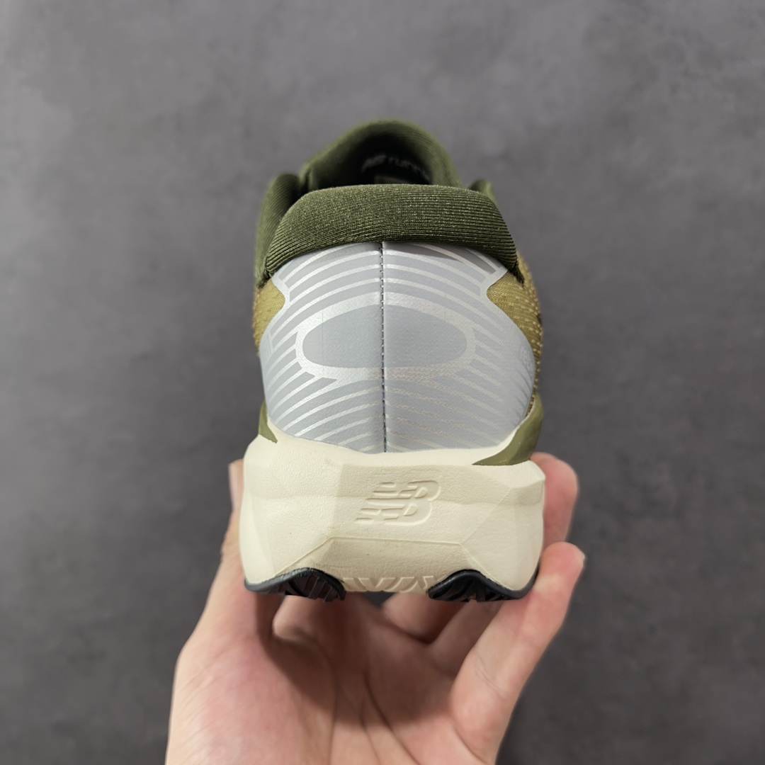 图片[4]-【公司级】NEW BALANCE Rebel FuelCell Rebel V4 舒适时尚织物减震耐磨低帮马拉松轻量化跑步鞋 NB新百伦于 2019 年夏天首次发布了 Rebel 在制鞋业仍在向强调能量回报的弹力泡沫转变的时候 Rebel 确实是一个叛逆者 快进到 2024 年 Rebel v4 承诺通过重新配制的中底化合物和更高的堆叠高度提供更轻、更有弹性的跑步体验 就像New Balance SC Elite v4一样 Rebel v4 提供了完全重新设计的中底化合物 最新的混合物将 New Balance 专有的 FuelCell 泡沫（TPU 和 EVA 的混合物）与 PEBA 泡沫相结合 带来更弹跳的跑步体验 PEBA是一种超轻 高性能的泡沫 通常出现在镀碳超级鞋中 New Balance Rebel v4、ASICS Novablast 4和Brooks Hyperion Max都是精力充沛的无电镀运动鞋 在速度锻炼和快节奏中大放异彩 这三款鞋都依靠它们的中底泡沫和轻微的摇杆形状来创造一种向前滚动的感觉 而且虽然这些鞋子在堆叠高度和重量方面各不相同 但它们提供了相似的软硬比例 有足够的流行力来加快步伐 货号：MFCXLB4 尺码： 40-45-选品中心