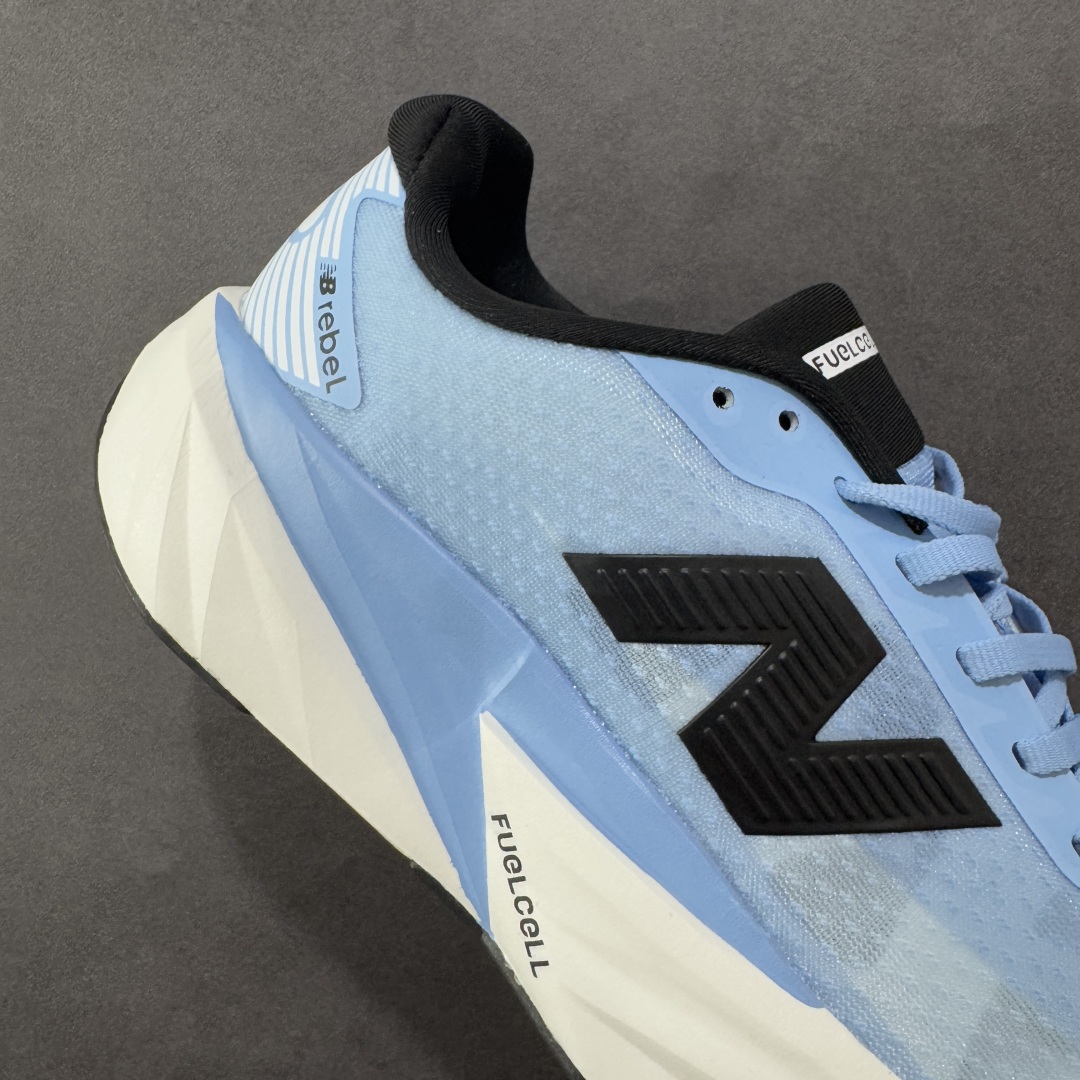 图片[6]-【公司级】NEW BALANCE Rebel FuelCell Rebel V4 舒适时尚织物减震耐磨低帮马拉松轻量化跑步鞋 NB新百伦于 2019 年夏天首次发布了 Rebel 在制鞋业仍在向强调能量回报的弹力泡沫转变的时候 Rebel 确实是一个叛逆者 快进到 2024 年 Rebel v4 承诺通过重新配制的中底化合物和更高的堆叠高度提供更轻、更有弹性的跑步体验 就像New Balance SC Elite v4一样 Rebel v4 提供了完全重新设计的中底化合物 最新的混合物将 New Balance 专有的 FuelCell 泡沫（TPU 和 EVA 的混合物）与 PEBA 泡沫相结合 带来更弹跳的跑步体验 PEBA是一种超轻 高性能的泡沫 通常出现在镀碳超级鞋中 New Balance Rebel v4、ASICS Novablast 4和Brooks Hyperion Max都是精力充沛的无电镀运动鞋 在速度锻炼和快节奏中大放异彩 这三款鞋都依靠它们的中底泡沫和轻微的摇杆形状来创造一种向前滚动的感觉 而且虽然这些鞋子在堆叠高度和重量方面各不相同 但它们提供了相似的软硬比例 有足够的流行力来加快步伐 货号：MFCXLB4 尺码： 40-45-选品中心
