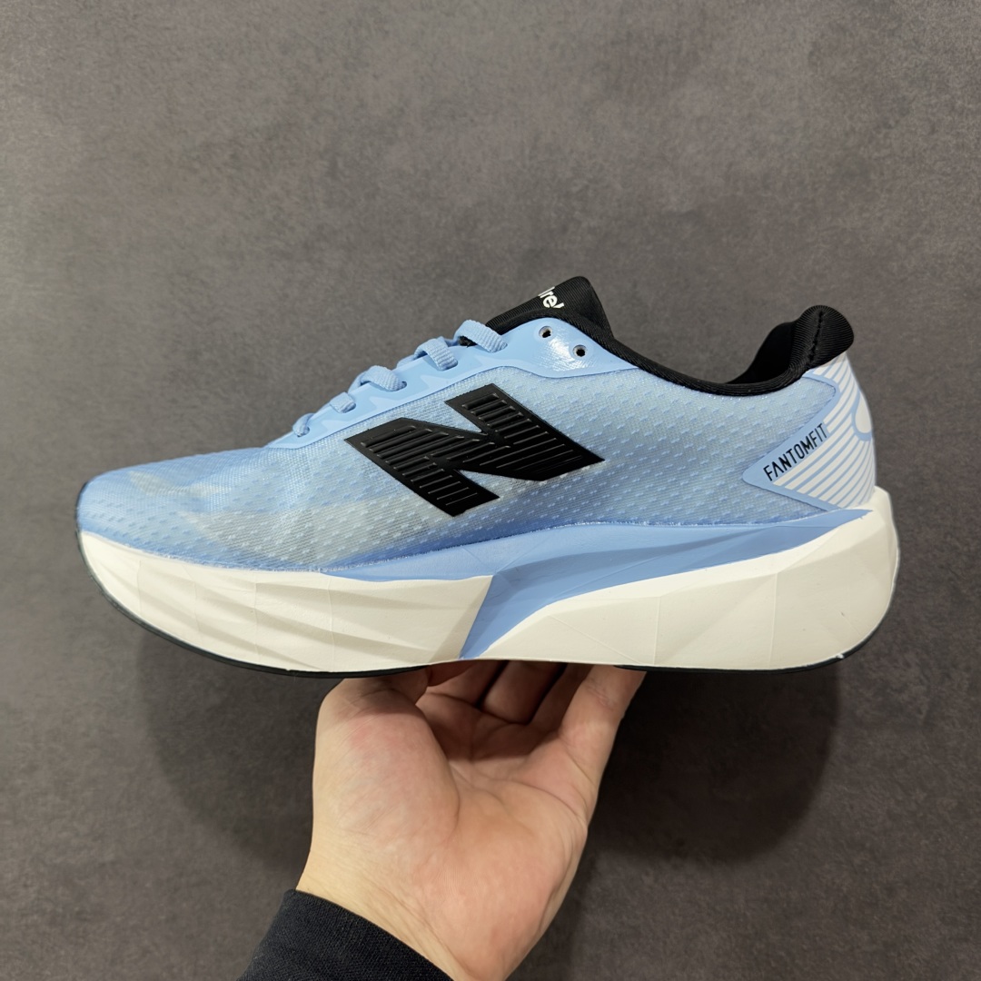 图片[2]-【公司级】NEW BALANCE Rebel FuelCell Rebel V4 舒适时尚织物减震耐磨低帮马拉松轻量化跑步鞋 NB新百伦于 2019 年夏天首次发布了 Rebel 在制鞋业仍在向强调能量回报的弹力泡沫转变的时候 Rebel 确实是一个叛逆者 快进到 2024 年 Rebel v4 承诺通过重新配制的中底化合物和更高的堆叠高度提供更轻、更有弹性的跑步体验 就像New Balance SC Elite v4一样 Rebel v4 提供了完全重新设计的中底化合物 最新的混合物将 New Balance 专有的 FuelCell 泡沫（TPU 和 EVA 的混合物）与 PEBA 泡沫相结合 带来更弹跳的跑步体验 PEBA是一种超轻 高性能的泡沫 通常出现在镀碳超级鞋中 New Balance Rebel v4、ASICS Novablast 4和Brooks Hyperion Max都是精力充沛的无电镀运动鞋 在速度锻炼和快节奏中大放异彩 这三款鞋都依靠它们的中底泡沫和轻微的摇杆形状来创造一种向前滚动的感觉 而且虽然这些鞋子在堆叠高度和重量方面各不相同 但它们提供了相似的软硬比例 有足够的流行力来加快步伐 货号：MFCXLB4 尺码： 40-45-选品中心