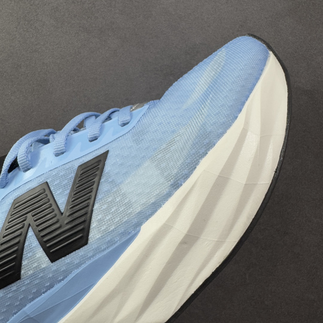 图片[5]-【公司级】NEW BALANCE Rebel FuelCell Rebel V4 舒适时尚织物减震耐磨低帮马拉松轻量化跑步鞋 NB新百伦于 2019 年夏天首次发布了 Rebel 在制鞋业仍在向强调能量回报的弹力泡沫转变的时候 Rebel 确实是一个叛逆者 快进到 2024 年 Rebel v4 承诺通过重新配制的中底化合物和更高的堆叠高度提供更轻、更有弹性的跑步体验 就像New Balance SC Elite v4一样 Rebel v4 提供了完全重新设计的中底化合物 最新的混合物将 New Balance 专有的 FuelCell 泡沫（TPU 和 EVA 的混合物）与 PEBA 泡沫相结合 带来更弹跳的跑步体验 PEBA是一种超轻 高性能的泡沫 通常出现在镀碳超级鞋中 New Balance Rebel v4、ASICS Novablast 4和Brooks Hyperion Max都是精力充沛的无电镀运动鞋 在速度锻炼和快节奏中大放异彩 这三款鞋都依靠它们的中底泡沫和轻微的摇杆形状来创造一种向前滚动的感觉 而且虽然这些鞋子在堆叠高度和重量方面各不相同 但它们提供了相似的软硬比例 有足够的流行力来加快步伐 货号：MFCXLB4 尺码： 40-45-选品中心