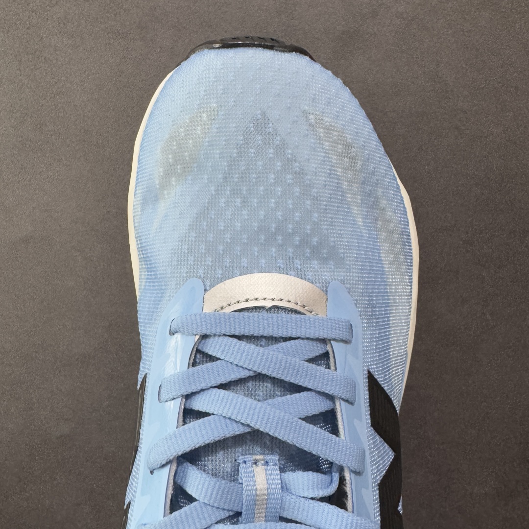 图片[8]-【公司级】NEW BALANCE Rebel FuelCell Rebel V4 舒适时尚织物减震耐磨低帮马拉松轻量化跑步鞋 NB新百伦于 2019 年夏天首次发布了 Rebel 在制鞋业仍在向强调能量回报的弹力泡沫转变的时候 Rebel 确实是一个叛逆者 快进到 2024 年 Rebel v4 承诺通过重新配制的中底化合物和更高的堆叠高度提供更轻、更有弹性的跑步体验 就像New Balance SC Elite v4一样 Rebel v4 提供了完全重新设计的中底化合物 最新的混合物将 New Balance 专有的 FuelCell 泡沫（TPU 和 EVA 的混合物）与 PEBA 泡沫相结合 带来更弹跳的跑步体验 PEBA是一种超轻 高性能的泡沫 通常出现在镀碳超级鞋中 New Balance Rebel v4、ASICS Novablast 4和Brooks Hyperion Max都是精力充沛的无电镀运动鞋 在速度锻炼和快节奏中大放异彩 这三款鞋都依靠它们的中底泡沫和轻微的摇杆形状来创造一种向前滚动的感觉 而且虽然这些鞋子在堆叠高度和重量方面各不相同 但它们提供了相似的软硬比例 有足够的流行力来加快步伐 货号：MFCXLB4 尺码： 40-45-选品中心