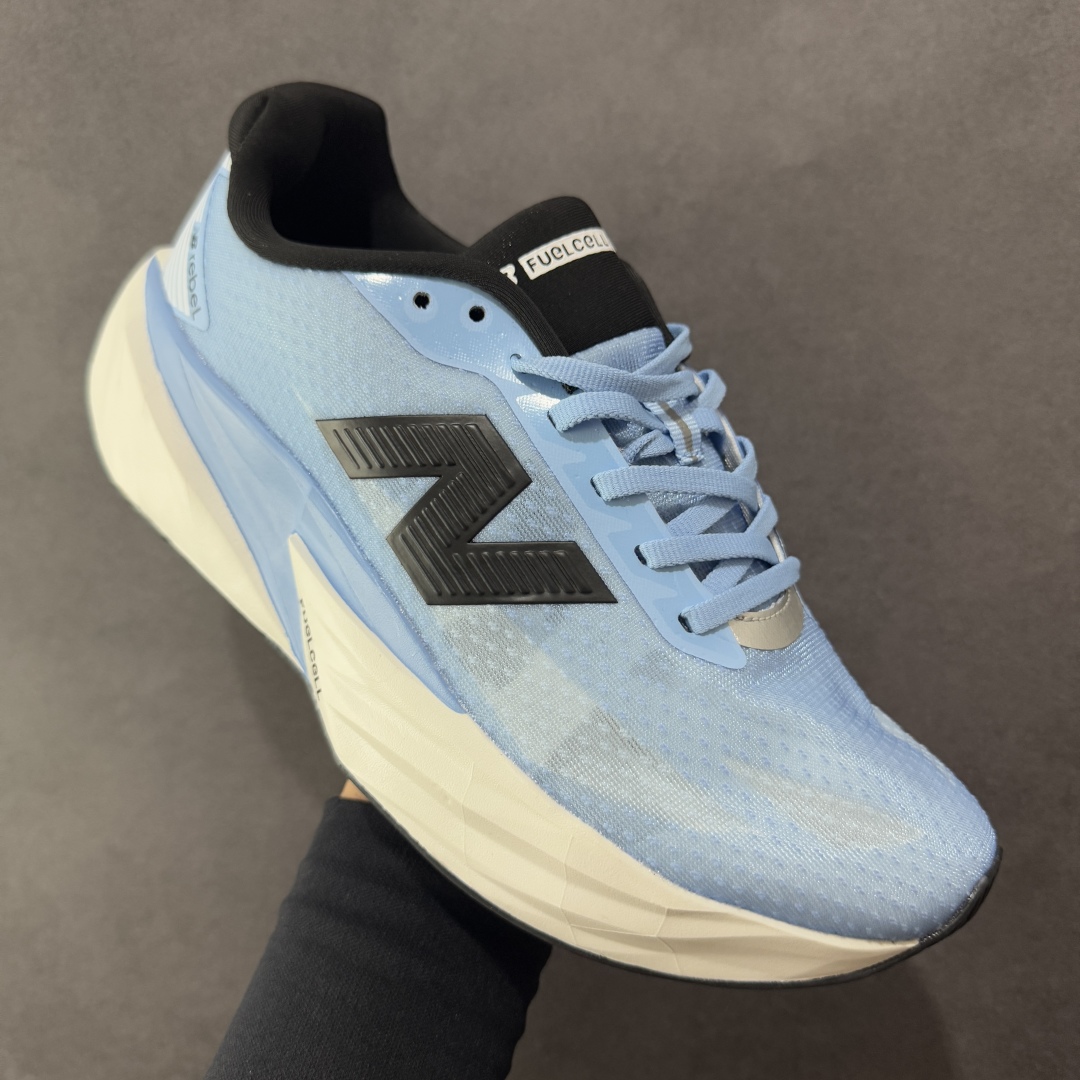 图片[3]-【公司级】NEW BALANCE Rebel FuelCell Rebel V4 舒适时尚织物减震耐磨低帮马拉松轻量化跑步鞋 NB新百伦于 2019 年夏天首次发布了 Rebel 在制鞋业仍在向强调能量回报的弹力泡沫转变的时候 Rebel 确实是一个叛逆者 快进到 2024 年 Rebel v4 承诺通过重新配制的中底化合物和更高的堆叠高度提供更轻、更有弹性的跑步体验 就像New Balance SC Elite v4一样 Rebel v4 提供了完全重新设计的中底化合物 最新的混合物将 New Balance 专有的 FuelCell 泡沫（TPU 和 EVA 的混合物）与 PEBA 泡沫相结合 带来更弹跳的跑步体验 PEBA是一种超轻 高性能的泡沫 通常出现在镀碳超级鞋中 New Balance Rebel v4、ASICS Novablast 4和Brooks Hyperion Max都是精力充沛的无电镀运动鞋 在速度锻炼和快节奏中大放异彩 这三款鞋都依靠它们的中底泡沫和轻微的摇杆形状来创造一种向前滚动的感觉 而且虽然这些鞋子在堆叠高度和重量方面各不相同 但它们提供了相似的软硬比例 有足够的流行力来加快步伐 货号：MFCXLB4 尺码： 40-45-选品中心