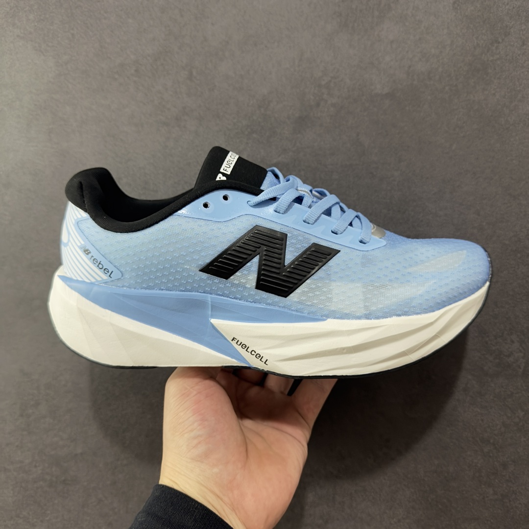 【公司级】NEW BALANCE Rebel FuelCell Rebel V4 舒适时尚织物减震耐磨低帮马拉松轻量化跑步鞋 NB新百伦于 2019 年夏天首次发布了 Rebel 在制鞋业仍在向强调能量回报的弹力泡沫转变的时候 Rebel 确实是一个叛逆者 快进到 2024 年 Rebel v4 承诺通过重新配制的中底化合物和更高的堆叠高度提供更轻、更有弹性的跑步体验 就像New Balance SC Elite v4一样 Rebel v4 提供了完全重新设计的中底化合物 最新的混合物将 New Balance 专有的 FuelCell 泡沫（TPU 和 EVA 的混合物）与 PEBA 泡沫相结合 带来更弹跳的跑步体验 PEBA是一种超轻 高性能的泡沫 通常出现在镀碳超级鞋中 New Balance Rebel v4、ASICS Novablast 4和Brooks Hyperion Max都是精力充沛的无电镀运动鞋 在速度锻炼和快节奏中大放异彩 这三款鞋都依靠它们的中底泡沫和轻微的摇杆形状来创造一种向前滚动的感觉 而且虽然这些鞋子在堆叠高度和重量方面各不相同 但它们提供了相似的软硬比例 有足够的流行力来加快步伐 货号：MFCXLB4 尺码： 40-45-选品中心