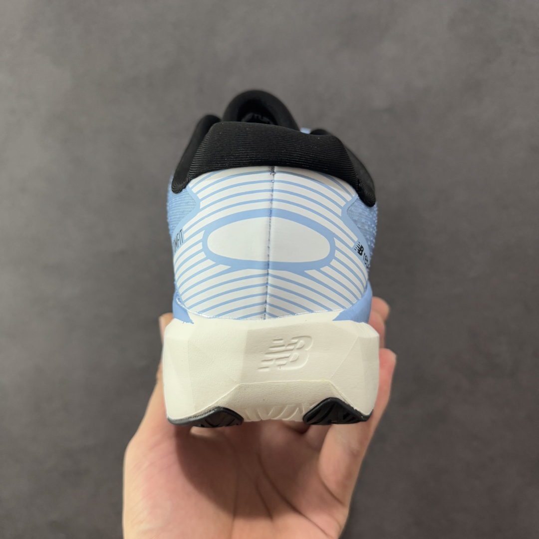 图片[4]-【公司级】NEW BALANCE Rebel FuelCell Rebel V4 舒适时尚织物减震耐磨低帮马拉松轻量化跑步鞋 NB新百伦于 2019 年夏天首次发布了 Rebel 在制鞋业仍在向强调能量回报的弹力泡沫转变的时候 Rebel 确实是一个叛逆者 快进到 2024 年 Rebel v4 承诺通过重新配制的中底化合物和更高的堆叠高度提供更轻、更有弹性的跑步体验 就像New Balance SC Elite v4一样 Rebel v4 提供了完全重新设计的中底化合物 最新的混合物将 New Balance 专有的 FuelCell 泡沫（TPU 和 EVA 的混合物）与 PEBA 泡沫相结合 带来更弹跳的跑步体验 PEBA是一种超轻 高性能的泡沫 通常出现在镀碳超级鞋中 New Balance Rebel v4、ASICS Novablast 4和Brooks Hyperion Max都是精力充沛的无电镀运动鞋 在速度锻炼和快节奏中大放异彩 这三款鞋都依靠它们的中底泡沫和轻微的摇杆形状来创造一种向前滚动的感觉 而且虽然这些鞋子在堆叠高度和重量方面各不相同 但它们提供了相似的软硬比例 有足够的流行力来加快步伐 货号：MFCXLB4 尺码： 40-45-选品中心