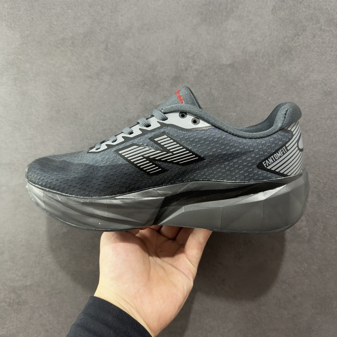 图片[2]-【公司级】NEW BALANCE Rebel FuelCell Rebel V4 舒适时尚织物减震耐磨低帮马拉松轻量化跑步鞋 NB新百伦于 2019 年夏天首次发布了 Rebel 在制鞋业仍在向强调能量回报的弹力泡沫转变的时候 Rebel 确实是一个叛逆者 快进到 2024 年 Rebel v4 承诺通过重新配制的中底化合物和更高的堆叠高度提供更轻、更有弹性的跑步体验 就像New Balance SC Elite v4一样 Rebel v4 提供了完全重新设计的中底化合物 最新的混合物将 New Balance 专有的 FuelCell 泡沫（TPU 和 EVA 的混合物）与 PEBA 泡沫相结合 带来更弹跳的跑步体验 PEBA是一种超轻 高性能的泡沫 通常出现在镀碳超级鞋中 New Balance Rebel v4、ASICS Novablast 4和Brooks Hyperion Max都是精力充沛的无电镀运动鞋 在速度锻炼和快节奏中大放异彩 这三款鞋都依靠它们的中底泡沫和轻微的摇杆形状来创造一种向前滚动的感觉 而且虽然这些鞋子在堆叠高度和重量方面各不相同 但它们提供了相似的软硬比例 有足够的流行力来加快步伐 货号：MFCXLB4 尺码： 40-45-选品中心