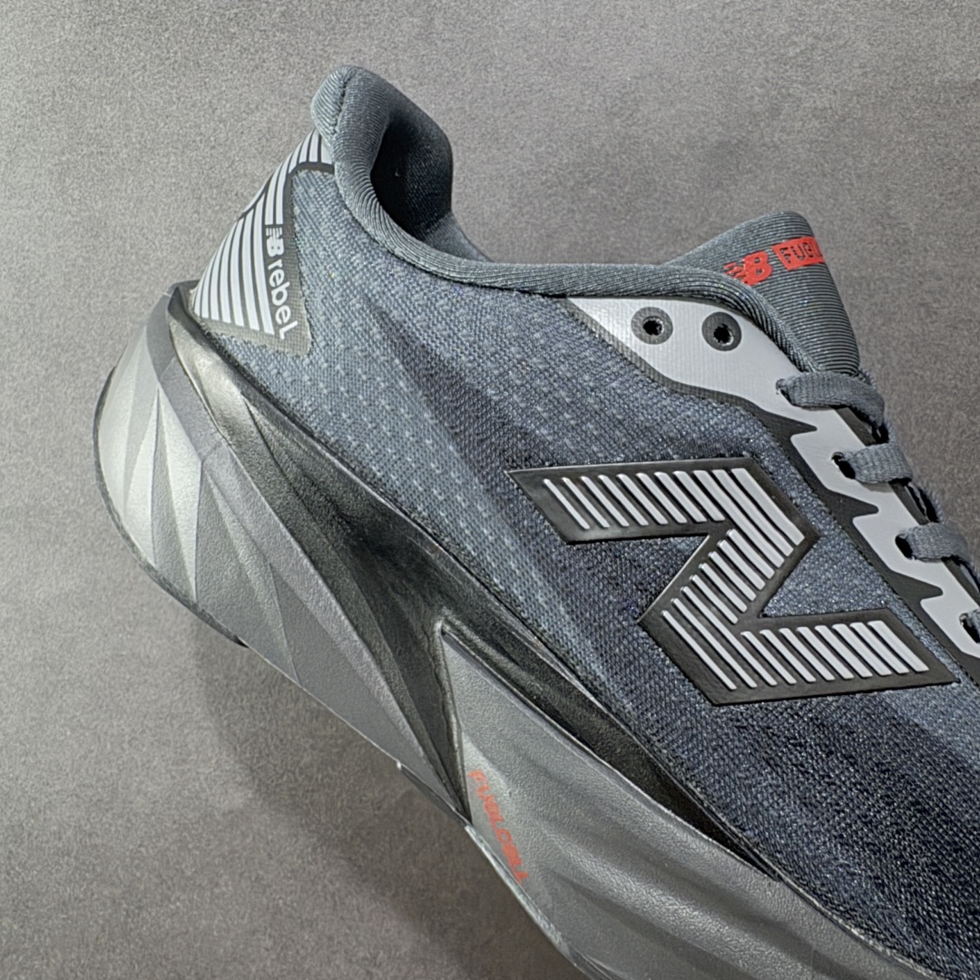 图片[6]-【公司级】NEW BALANCE Rebel FuelCell Rebel V4 舒适时尚织物减震耐磨低帮马拉松轻量化跑步鞋 NB新百伦于 2019 年夏天首次发布了 Rebel 在制鞋业仍在向强调能量回报的弹力泡沫转变的时候 Rebel 确实是一个叛逆者 快进到 2024 年 Rebel v4 承诺通过重新配制的中底化合物和更高的堆叠高度提供更轻、更有弹性的跑步体验 就像New Balance SC Elite v4一样 Rebel v4 提供了完全重新设计的中底化合物 最新的混合物将 New Balance 专有的 FuelCell 泡沫（TPU 和 EVA 的混合物）与 PEBA 泡沫相结合 带来更弹跳的跑步体验 PEBA是一种超轻 高性能的泡沫 通常出现在镀碳超级鞋中 New Balance Rebel v4、ASICS Novablast 4和Brooks Hyperion Max都是精力充沛的无电镀运动鞋 在速度锻炼和快节奏中大放异彩 这三款鞋都依靠它们的中底泡沫和轻微的摇杆形状来创造一种向前滚动的感觉 而且虽然这些鞋子在堆叠高度和重量方面各不相同 但它们提供了相似的软硬比例 有足够的流行力来加快步伐 货号：MFCXLB4 尺码： 40-45-选品中心