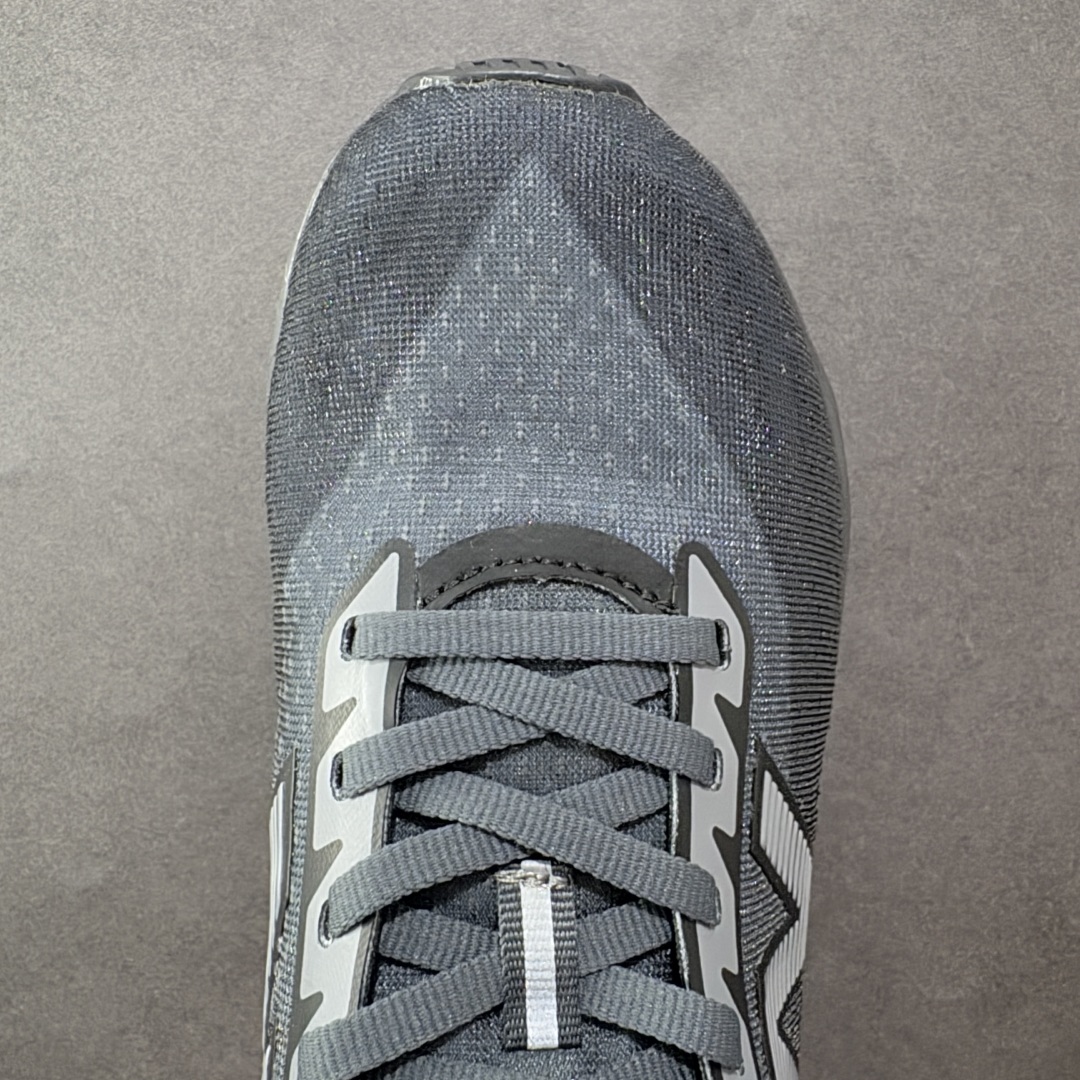 图片[8]-【公司级】NEW BALANCE Rebel FuelCell Rebel V4 舒适时尚织物减震耐磨低帮马拉松轻量化跑步鞋 NB新百伦于 2019 年夏天首次发布了 Rebel 在制鞋业仍在向强调能量回报的弹力泡沫转变的时候 Rebel 确实是一个叛逆者 快进到 2024 年 Rebel v4 承诺通过重新配制的中底化合物和更高的堆叠高度提供更轻、更有弹性的跑步体验 就像New Balance SC Elite v4一样 Rebel v4 提供了完全重新设计的中底化合物 最新的混合物将 New Balance 专有的 FuelCell 泡沫（TPU 和 EVA 的混合物）与 PEBA 泡沫相结合 带来更弹跳的跑步体验 PEBA是一种超轻 高性能的泡沫 通常出现在镀碳超级鞋中 New Balance Rebel v4、ASICS Novablast 4和Brooks Hyperion Max都是精力充沛的无电镀运动鞋 在速度锻炼和快节奏中大放异彩 这三款鞋都依靠它们的中底泡沫和轻微的摇杆形状来创造一种向前滚动的感觉 而且虽然这些鞋子在堆叠高度和重量方面各不相同 但它们提供了相似的软硬比例 有足够的流行力来加快步伐 货号：MFCXLB4 尺码： 40-45-选品中心