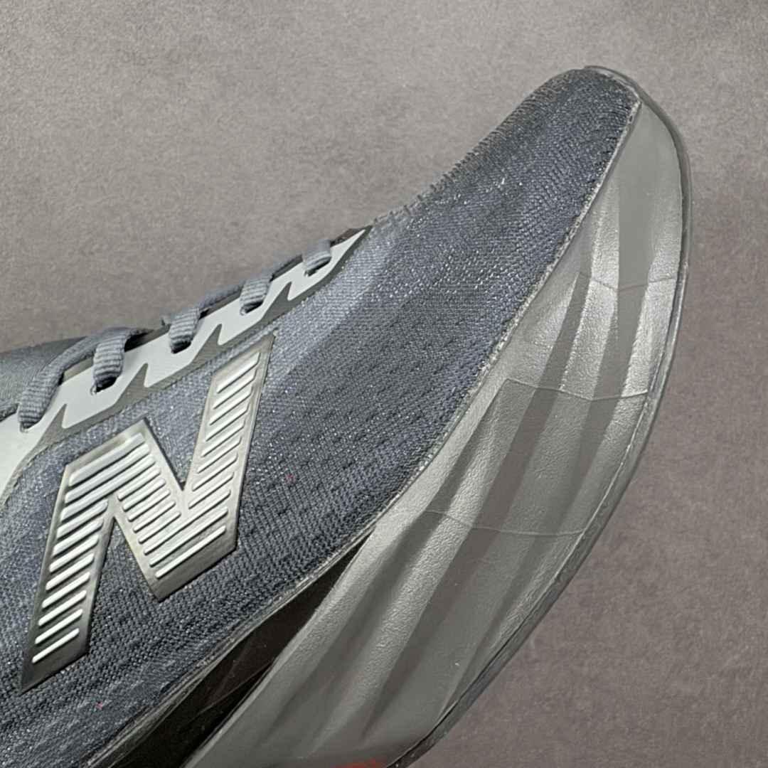 图片[5]-【公司级】NEW BALANCE Rebel FuelCell Rebel V4 舒适时尚织物减震耐磨低帮马拉松轻量化跑步鞋 NB新百伦于 2019 年夏天首次发布了 Rebel 在制鞋业仍在向强调能量回报的弹力泡沫转变的时候 Rebel 确实是一个叛逆者 快进到 2024 年 Rebel v4 承诺通过重新配制的中底化合物和更高的堆叠高度提供更轻、更有弹性的跑步体验 就像New Balance SC Elite v4一样 Rebel v4 提供了完全重新设计的中底化合物 最新的混合物将 New Balance 专有的 FuelCell 泡沫（TPU 和 EVA 的混合物）与 PEBA 泡沫相结合 带来更弹跳的跑步体验 PEBA是一种超轻 高性能的泡沫 通常出现在镀碳超级鞋中 New Balance Rebel v4、ASICS Novablast 4和Brooks Hyperion Max都是精力充沛的无电镀运动鞋 在速度锻炼和快节奏中大放异彩 这三款鞋都依靠它们的中底泡沫和轻微的摇杆形状来创造一种向前滚动的感觉 而且虽然这些鞋子在堆叠高度和重量方面各不相同 但它们提供了相似的软硬比例 有足够的流行力来加快步伐 货号：MFCXLB4 尺码： 40-45-选品中心