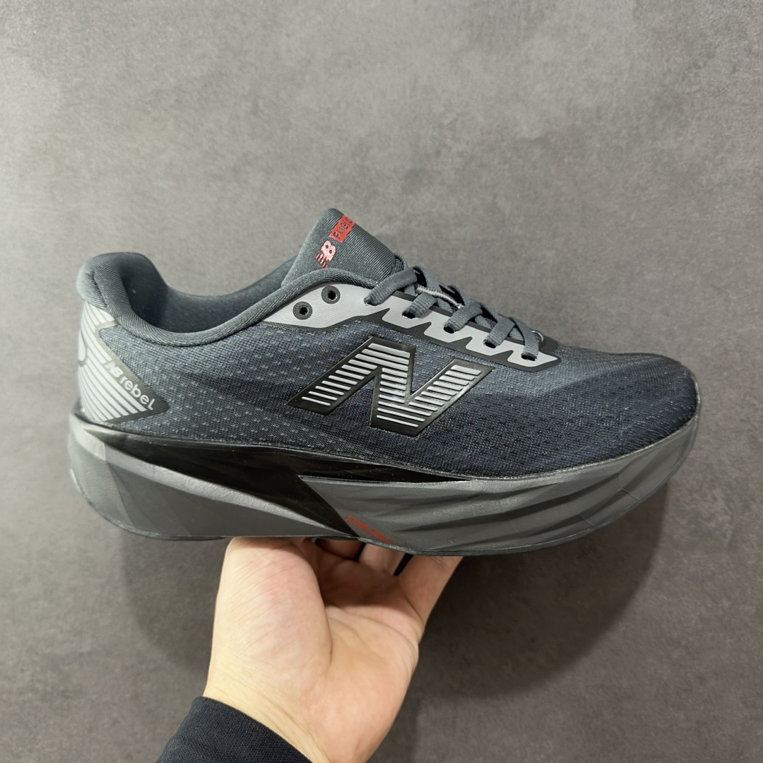 【公司级】NEW BALANCE Rebel FuelCell Rebel V4 舒适时尚织物减震耐磨低帮马拉松轻量化跑步鞋 NB新百伦于 2019 年夏天首次发布了 Rebel 在制鞋业仍在向强调能量回报的弹力泡沫转变的时候 Rebel 确实是一个叛逆者 快进到 2024 年 Rebel v4 承诺通过重新配制的中底化合物和更高的堆叠高度提供更轻、更有弹性的跑步体验 就像New Balance SC Elite v4一样 Rebel v4 提供了完全重新设计的中底化合物 最新的混合物将 New Balance 专有的 FuelCell 泡沫(TPU 和 EVA 的混合物)与 PEBA 泡沫相结合 带来更弹跳的跑步体验 PEBA是一种超轻 高性能的泡沫 通常出现在镀碳超级鞋中 New Balance Rebel v4、ASICS Novablast 4和Brooks Hyperion Max都是精力充沛的无电镀运动鞋 在速度锻炼和快节奏中大放异彩 这三款鞋都依靠它们的中底泡沫和轻微的摇杆形状来创造一种向前滚动的感觉 而且虽然这些鞋子在堆叠高度和重量方面各不相同 但它们提供了相似的软硬比例 有足够的流行力来加快步伐 货号:MFCXLB4 尺码: 40-45-选品中心