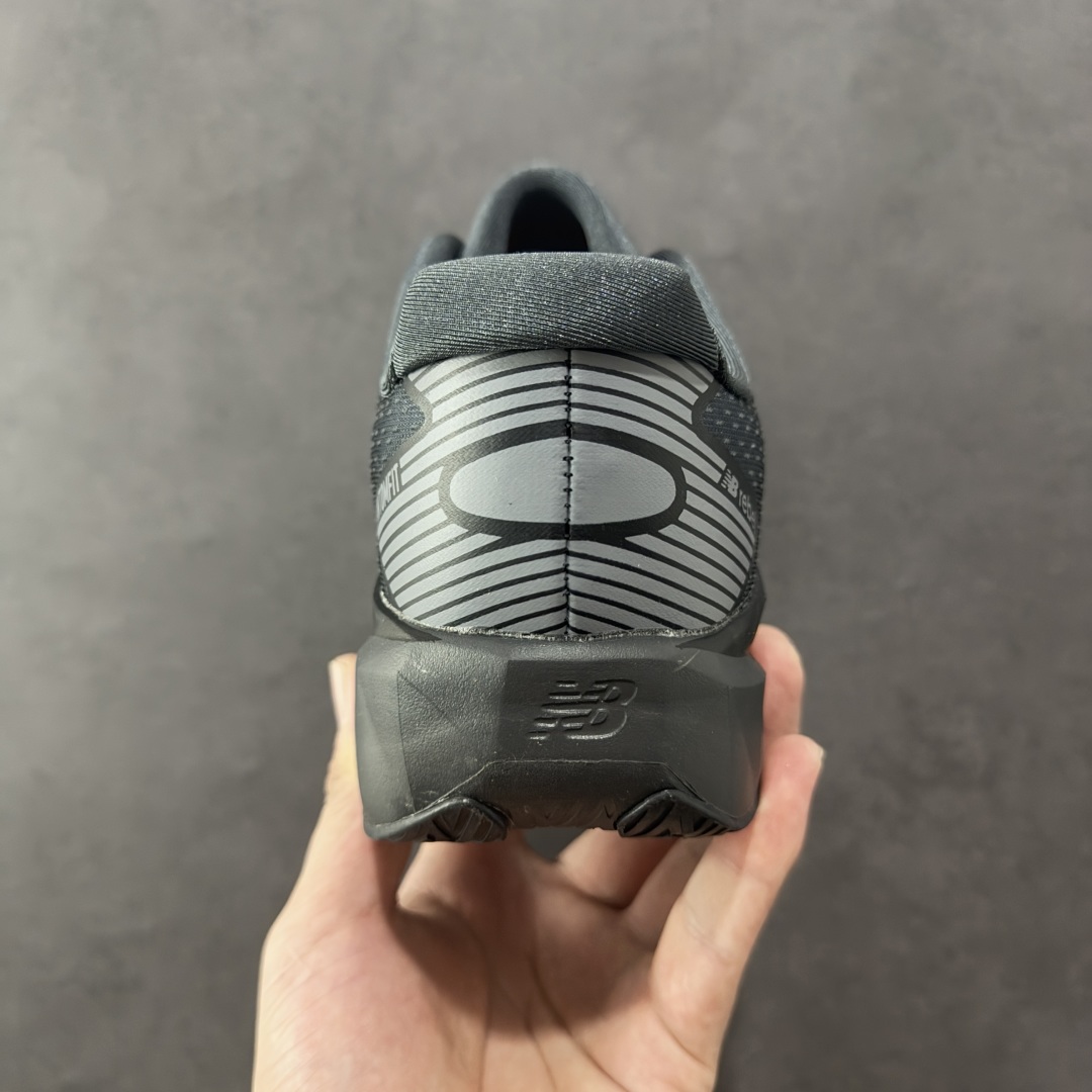 图片[4]-【公司级】NEW BALANCE Rebel FuelCell Rebel V4 舒适时尚织物减震耐磨低帮马拉松轻量化跑步鞋 NB新百伦于 2019 年夏天首次发布了 Rebel 在制鞋业仍在向强调能量回报的弹力泡沫转变的时候 Rebel 确实是一个叛逆者 快进到 2024 年 Rebel v4 承诺通过重新配制的中底化合物和更高的堆叠高度提供更轻、更有弹性的跑步体验 就像New Balance SC Elite v4一样 Rebel v4 提供了完全重新设计的中底化合物 最新的混合物将 New Balance 专有的 FuelCell 泡沫（TPU 和 EVA 的混合物）与 PEBA 泡沫相结合 带来更弹跳的跑步体验 PEBA是一种超轻 高性能的泡沫 通常出现在镀碳超级鞋中 New Balance Rebel v4、ASICS Novablast 4和Brooks Hyperion Max都是精力充沛的无电镀运动鞋 在速度锻炼和快节奏中大放异彩 这三款鞋都依靠它们的中底泡沫和轻微的摇杆形状来创造一种向前滚动的感觉 而且虽然这些鞋子在堆叠高度和重量方面各不相同 但它们提供了相似的软硬比例 有足够的流行力来加快步伐 货号：MFCXLB4 尺码： 40-45-选品中心