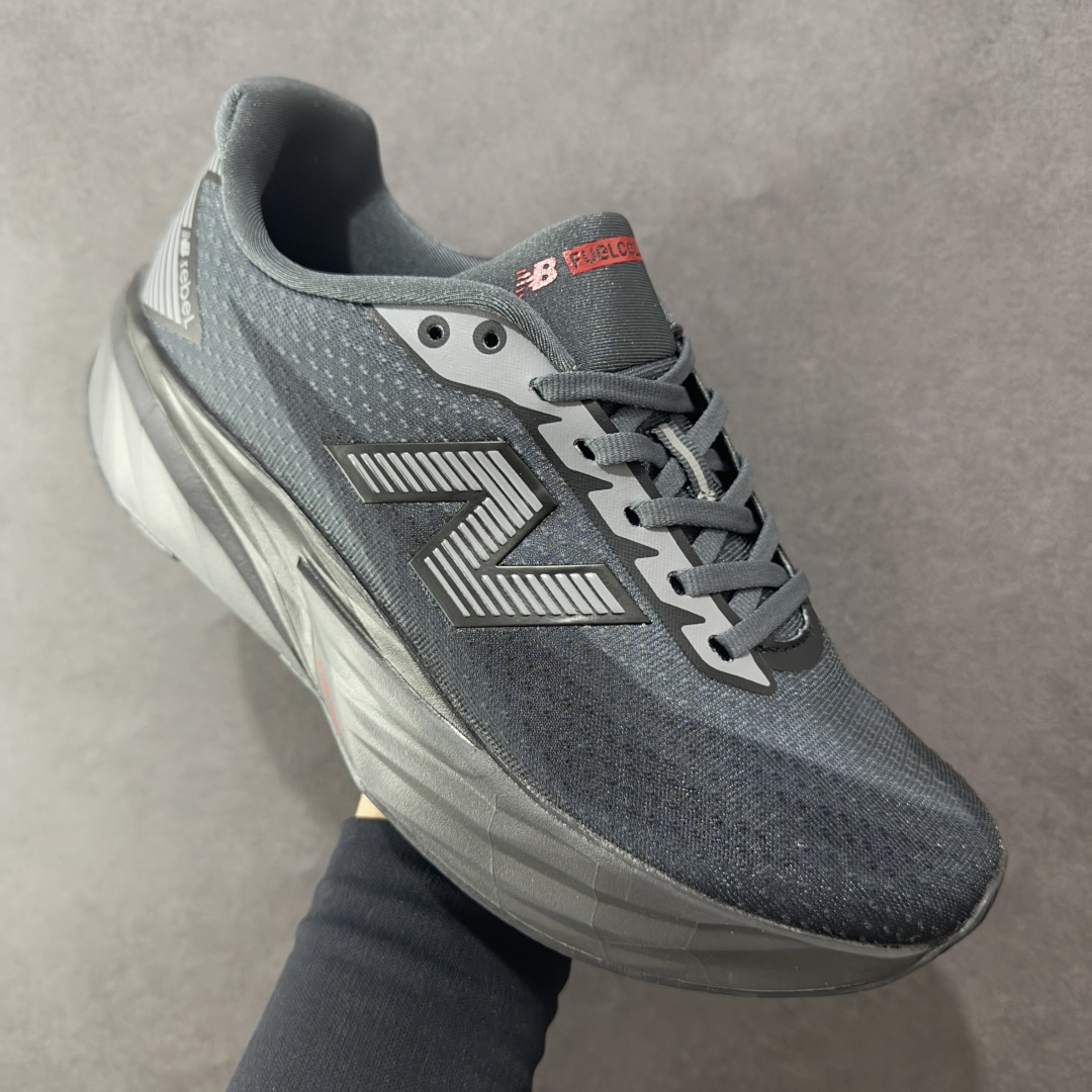 图片[3]-【公司级】NEW BALANCE Rebel FuelCell Rebel V4 舒适时尚织物减震耐磨低帮马拉松轻量化跑步鞋 NB新百伦于 2019 年夏天首次发布了 Rebel 在制鞋业仍在向强调能量回报的弹力泡沫转变的时候 Rebel 确实是一个叛逆者 快进到 2024 年 Rebel v4 承诺通过重新配制的中底化合物和更高的堆叠高度提供更轻、更有弹性的跑步体验 就像New Balance SC Elite v4一样 Rebel v4 提供了完全重新设计的中底化合物 最新的混合物将 New Balance 专有的 FuelCell 泡沫（TPU 和 EVA 的混合物）与 PEBA 泡沫相结合 带来更弹跳的跑步体验 PEBA是一种超轻 高性能的泡沫 通常出现在镀碳超级鞋中 New Balance Rebel v4、ASICS Novablast 4和Brooks Hyperion Max都是精力充沛的无电镀运动鞋 在速度锻炼和快节奏中大放异彩 这三款鞋都依靠它们的中底泡沫和轻微的摇杆形状来创造一种向前滚动的感觉 而且虽然这些鞋子在堆叠高度和重量方面各不相同 但它们提供了相似的软硬比例 有足够的流行力来加快步伐 货号：MFCXLB4 尺码： 40-45-选品中心