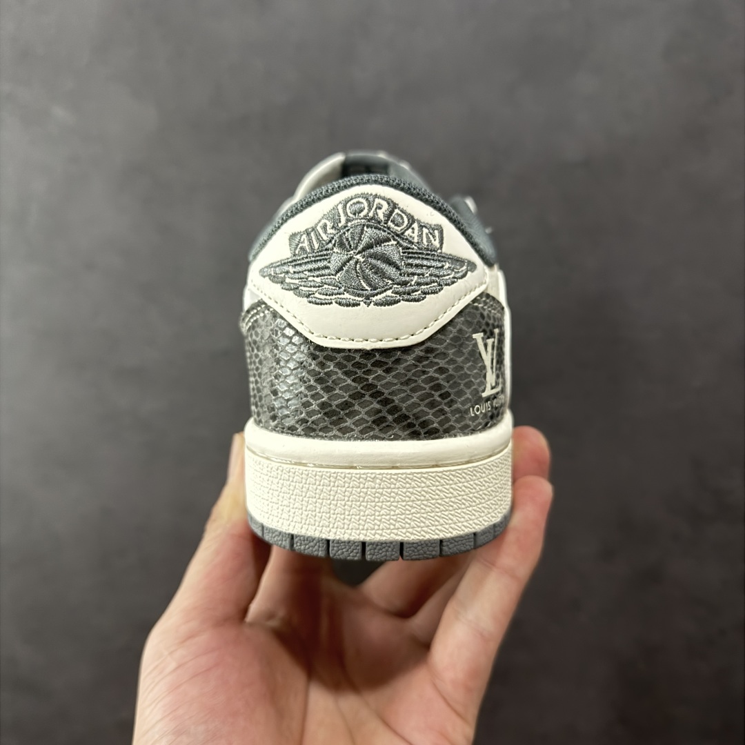 
【定制版】Travis Scott x Fragment Design x Air Jordan 1 